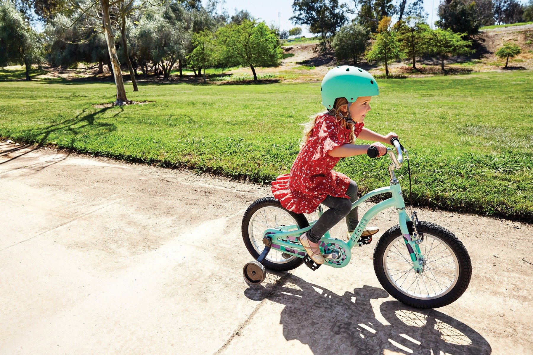Какой велосипед купить ребенку в год. Велосипед для дошкольников. Велосипед для ребенка 4 лет. Дети с велосипедом. Велосипед с колесиками.