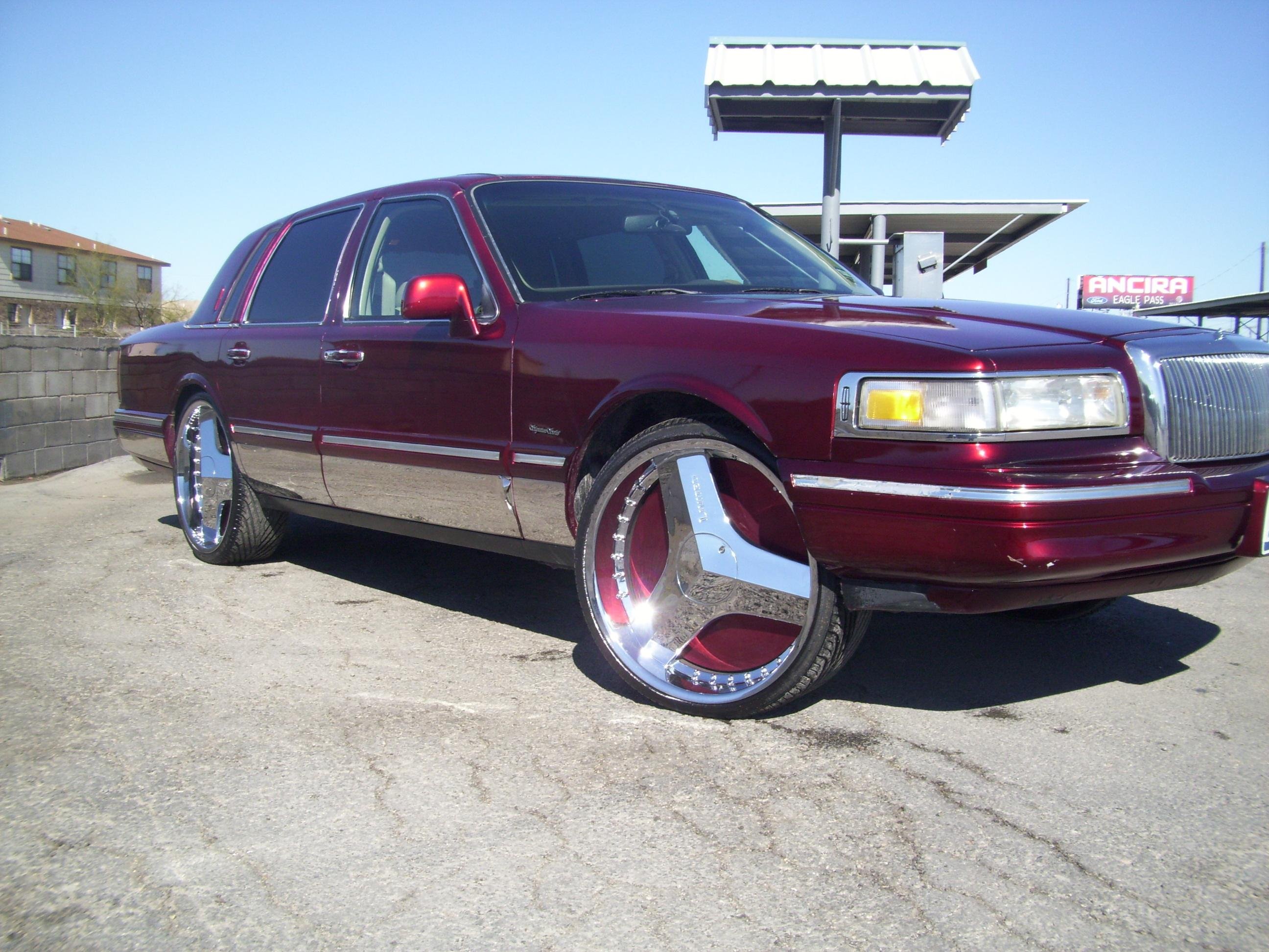 Большая 80. Lincoln Town car 1990 Tuning. Линкольн Таун кар красный 1992. Линкольн Таун кар вишневый. Тюнинг Линкольн Таун кар 1991.