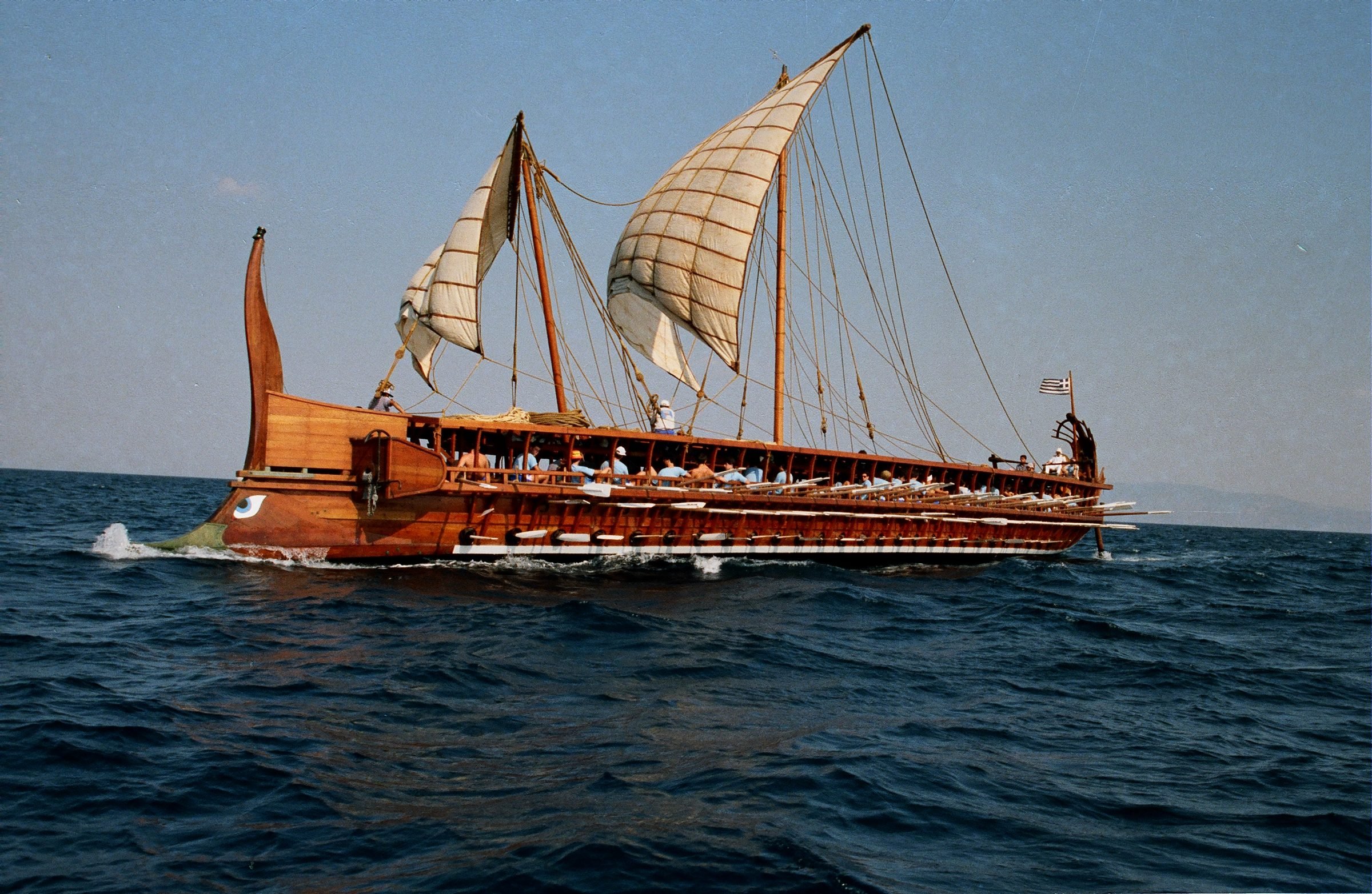 Как назывались греческие корабли. Древняя Греция трирема корабль. Трирема Триера. Римская трирема (Триера). Финикия трирема.