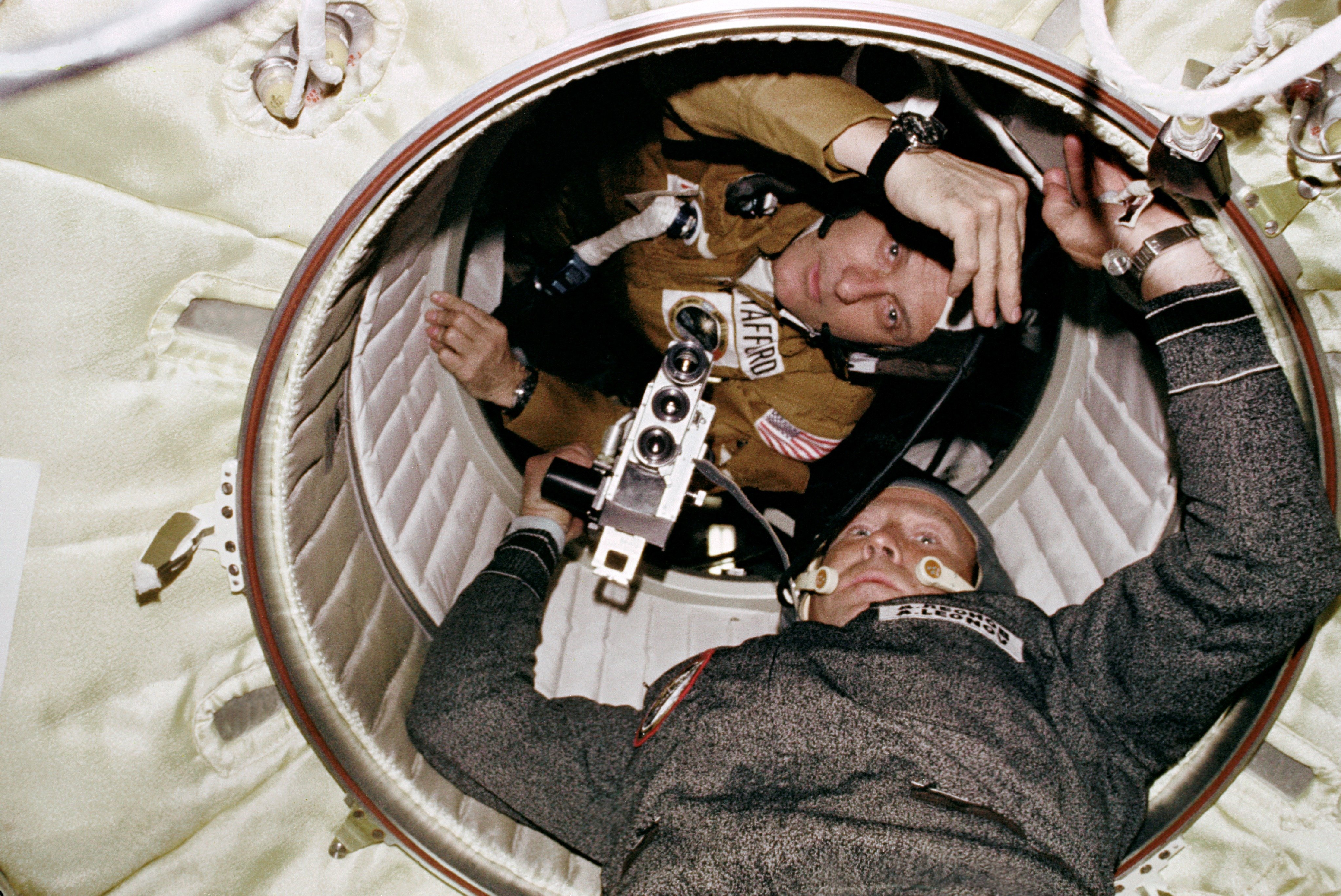 Сколько человек летало в космос. Союз Аполлон 1975. Союз Аполлон рукопожатие в космосе. Экипаж Союз-Аполлон 1975.