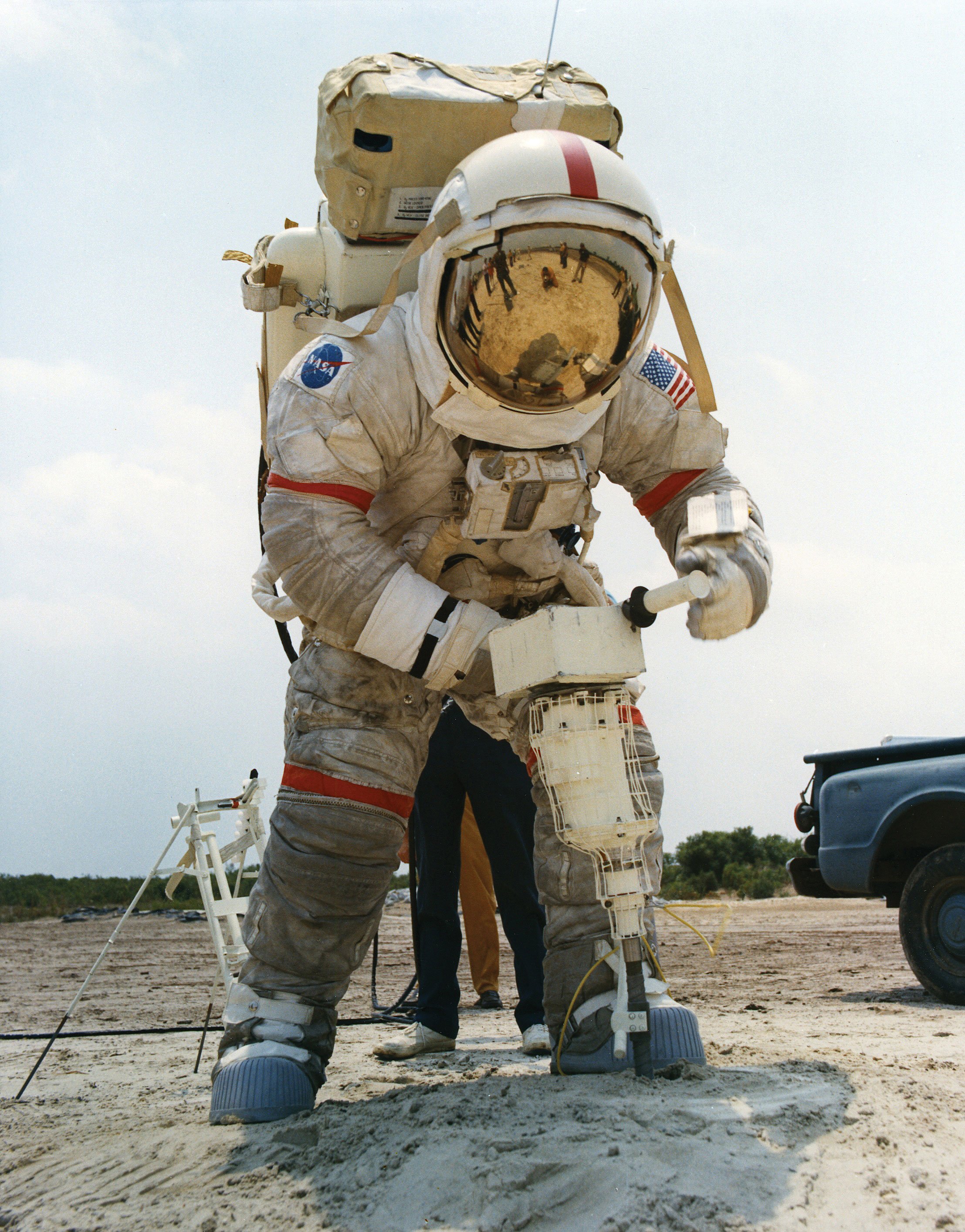 Надеть скафандры. Скафандр Аполлон 17. Скафандр астронавта Аполлона. Лунный скафандр НАСА Аполлон. Скафандр Аполлон 11.