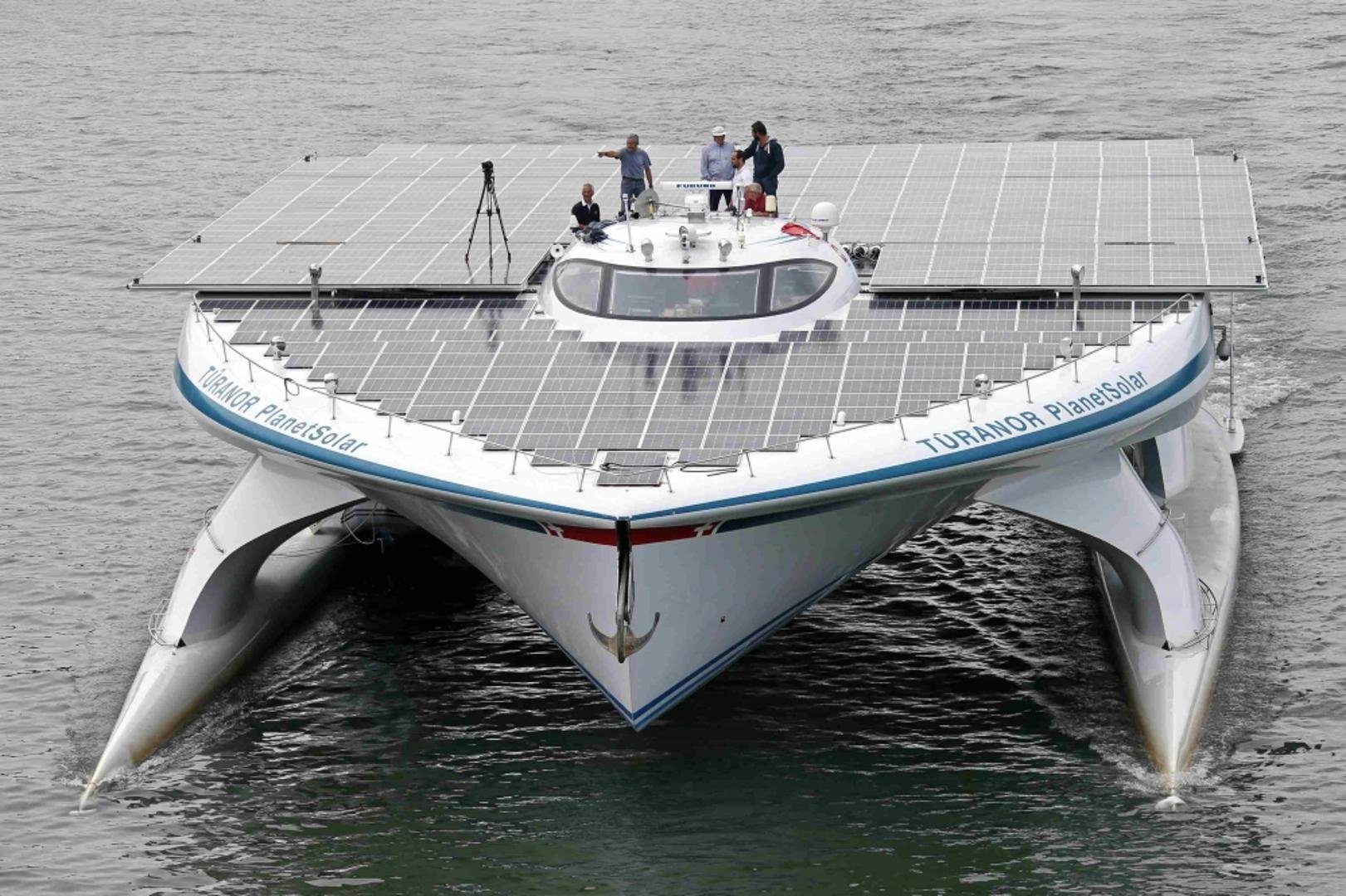 Самая маленькая лодка в мире краткое. Катамаран «Planet Solar Turanor». Судно Turanor PLANETSOLAR. Катамаран Скат 6800. Катамаран 15 метров Solar Cat.