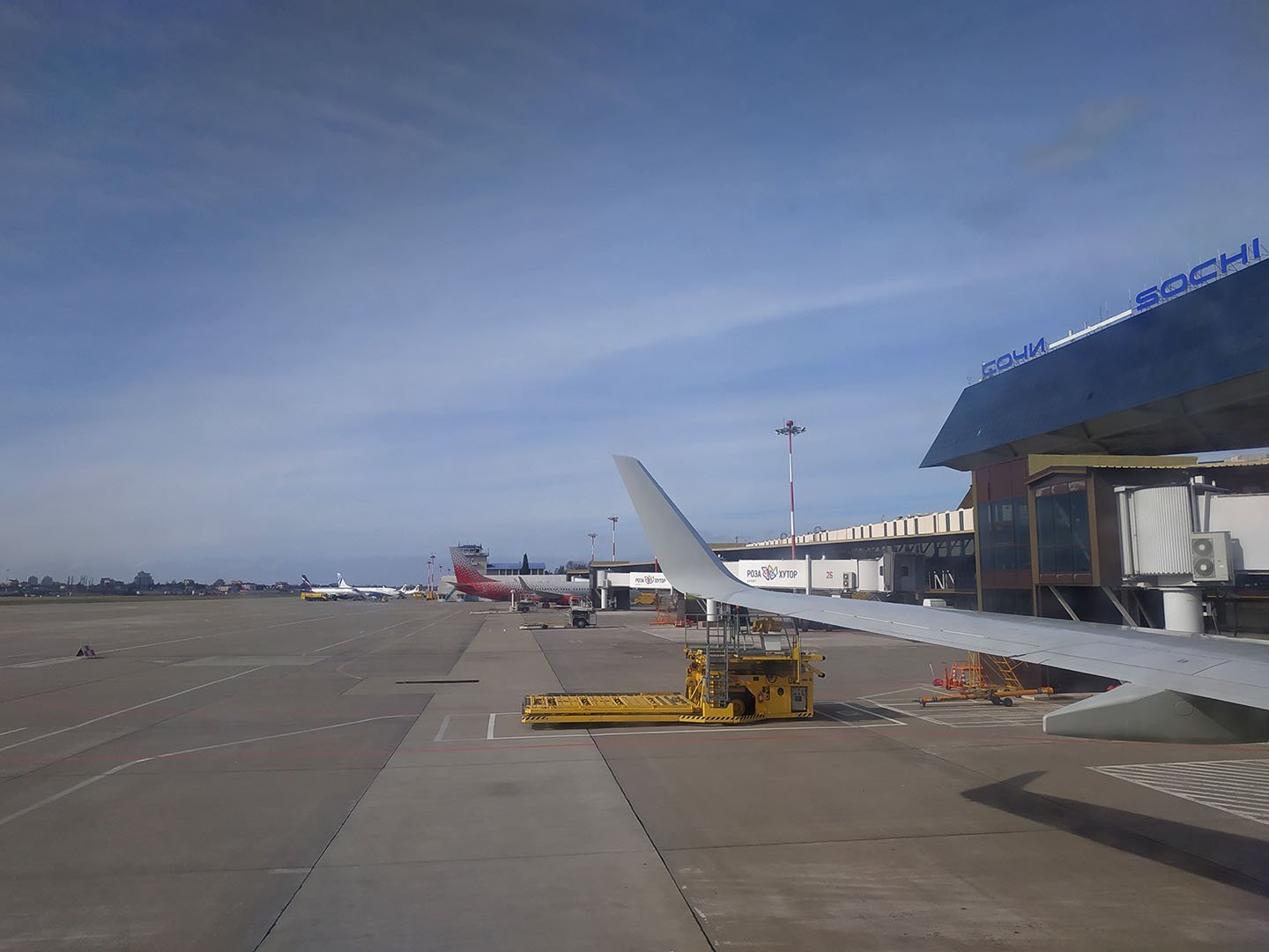 Волгоград адлер самолет. Аэропорт Сочи. Старый аэропорт Сочи. Сочи Адлер аэропорт вид с самолета. Аэропорт Сочи фото.