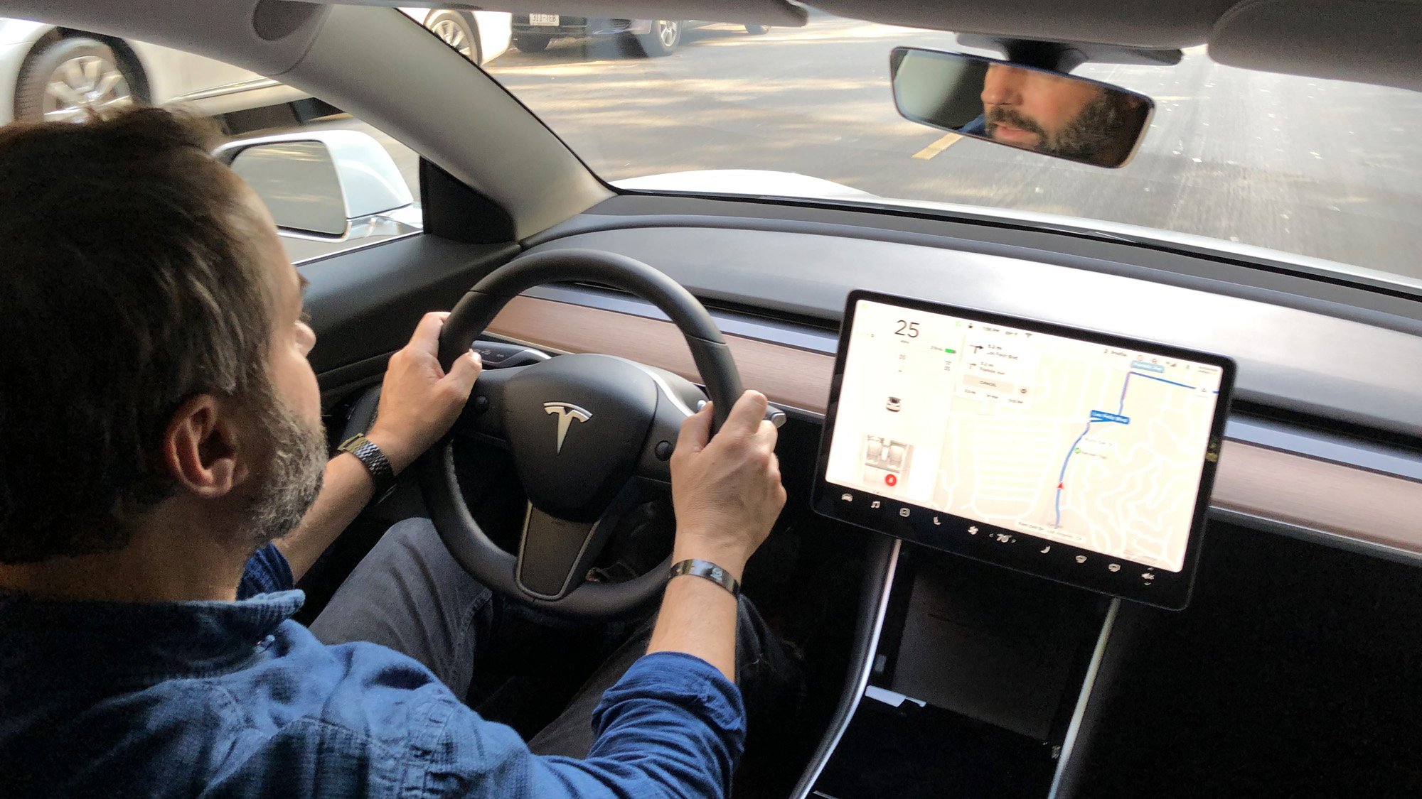 Включи без водителя. Tesla model 3 руль. Tesla model 3 новый руль. Tesla model 3 Monitor HDMI. За рулем Теслы.