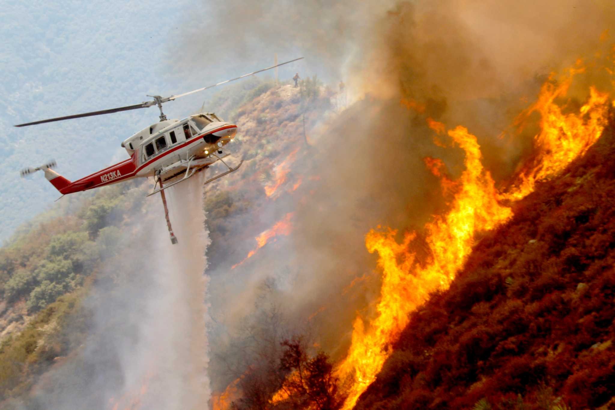 Самолет тушит пожар. Пожарные самолеты и вертолеты. Вертолет для тушения пожаров. Вертолет "пожарный". Пожарный самолет.