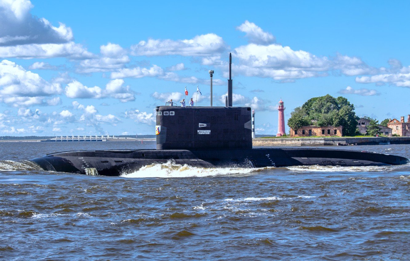 Подводники кронштадта. Подводная лодка в Кронштадте. Подводная лодка на рейде Кронштадта.