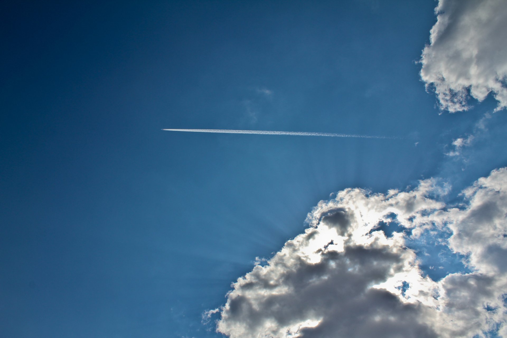 Самолет в голубом небе фото