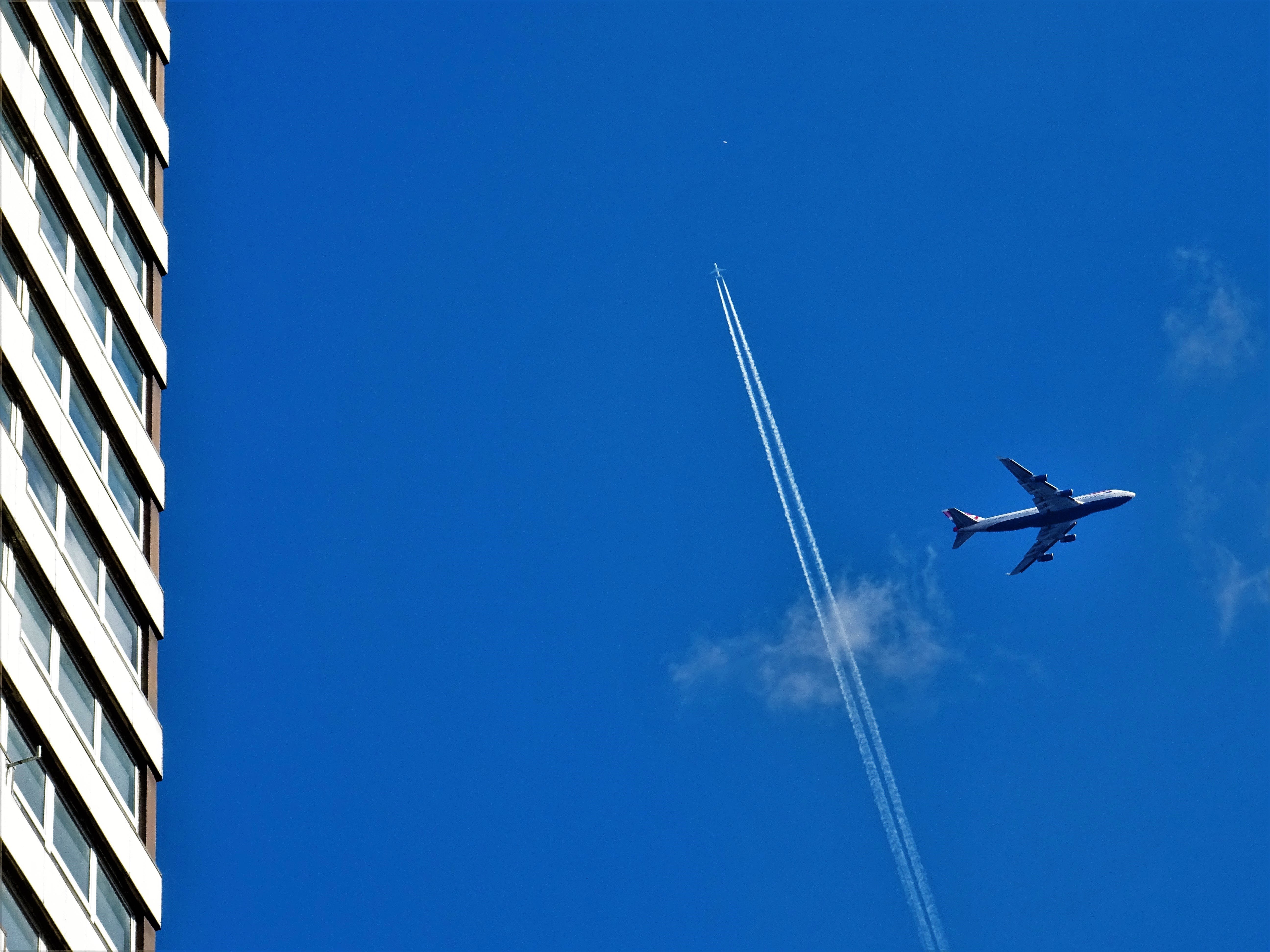 Самолет написал в небе. Самолет в небе. Cfvjktn DF yt,t. Низко летающие самолеты. Самолет в воздухе.