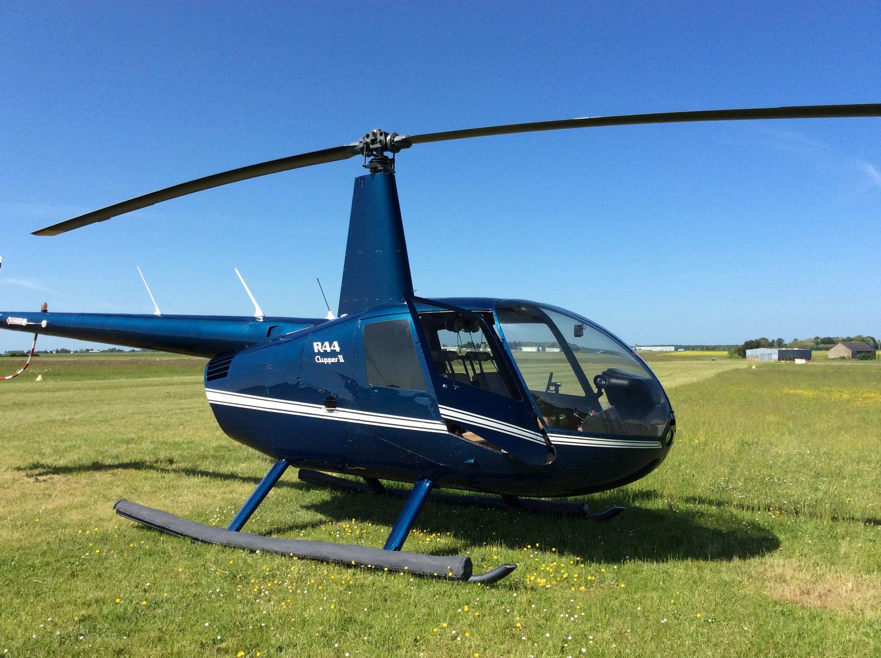 Robinson r44ii. Вертолет Robinson r44. Вертолет Робинсон р 44. Вертолет Robinson r44 пассажирский. Робинсон р44. 04314.