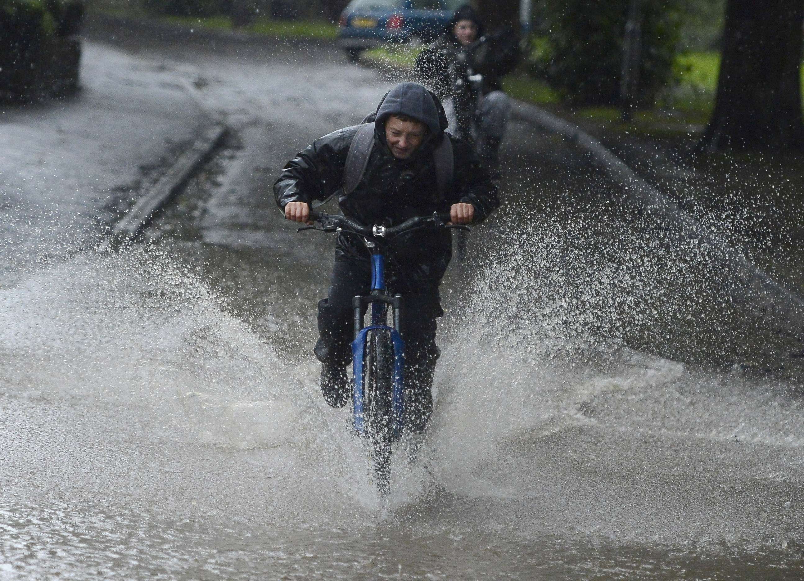 Ride their bikes. На велосипеде под дождем. На велосипеде по лужам. Велосипедист в дождь. На Велике в дождь.