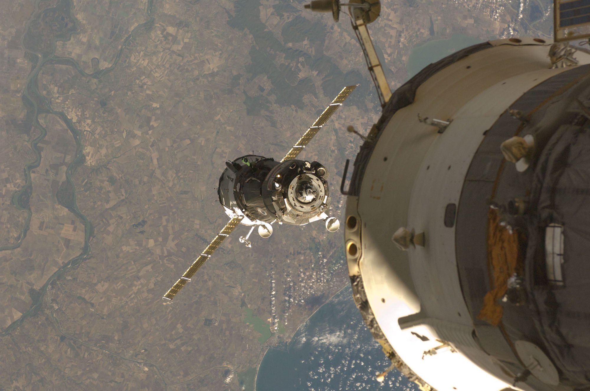 Фото космического корабля в космосе. Кабина Союз ТМА-20м. Стыковочный модуль МКС. «Союз ТМА-М» (космический корабль). Спускаемый аппарат Союз ТМА-14м.