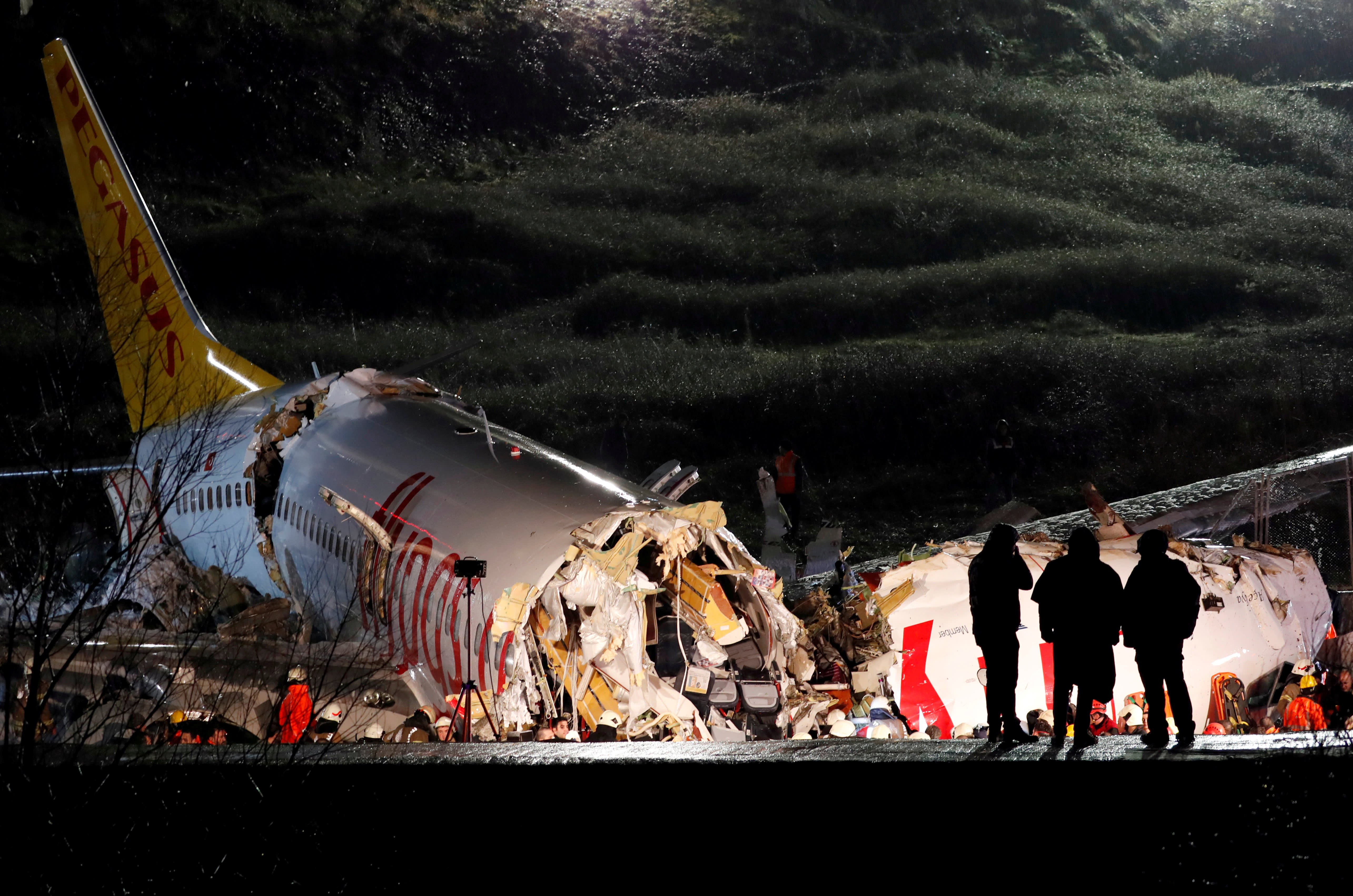Крушение больших. Авиакатастрофа Боинг 737. Крушение Boeing 737 в Стамбуле. Боинг 747 авиакатастрофа.