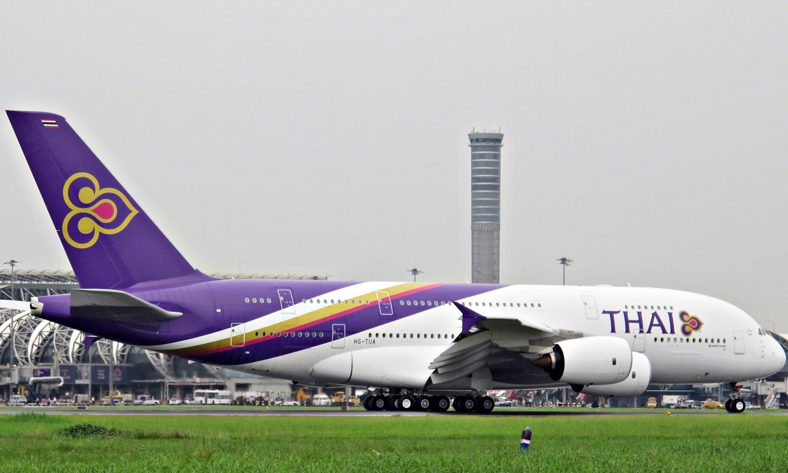Авиакомпании бангкока. Самолет а380 Thai. Авиакомпания Thai Airways. Thai Airways самолеты. А330 тайские авиалинии.