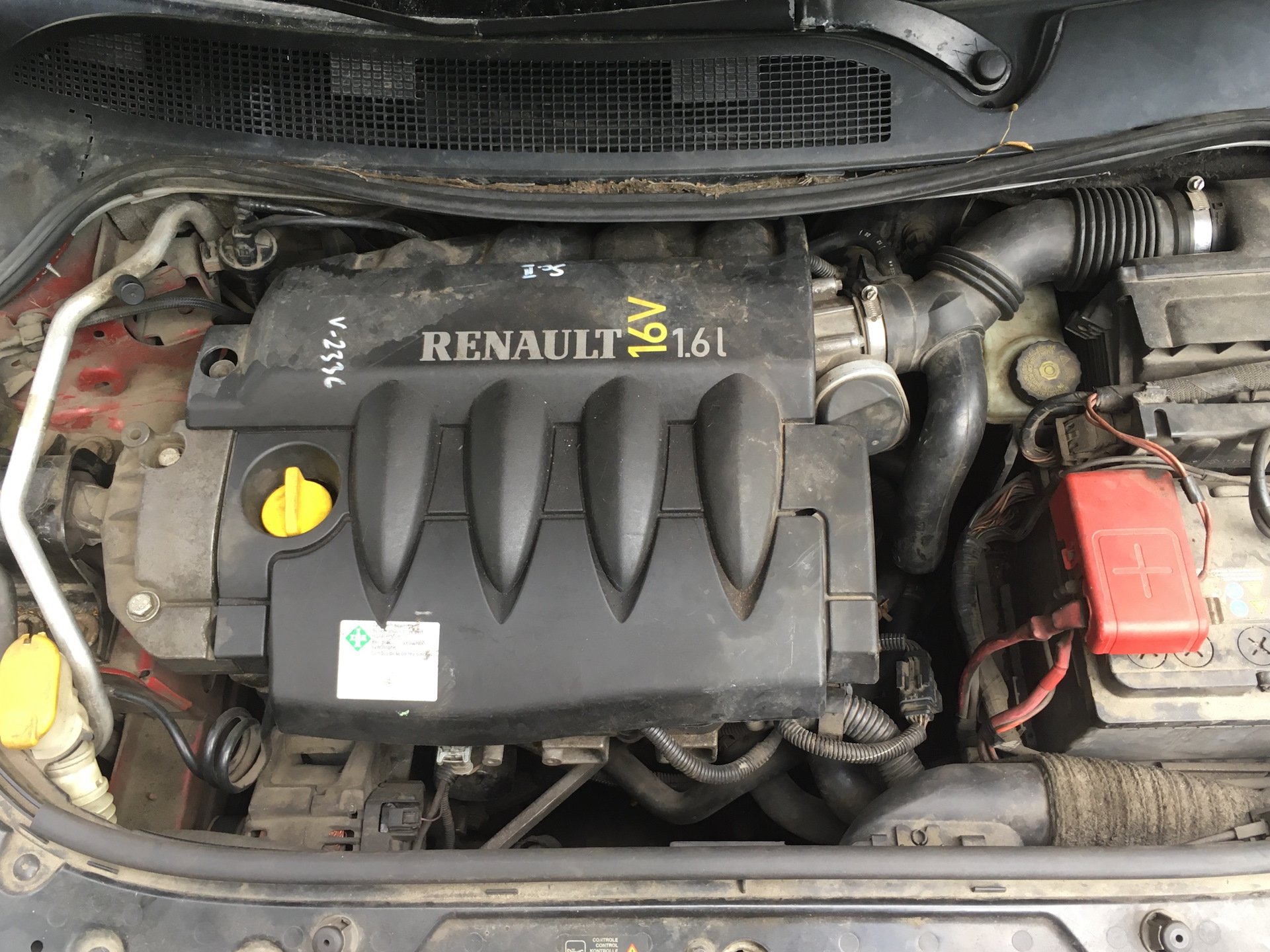 Renault megane 2 двигатели. Рено Меган 2 ДВС. Двигатель Рено Меган 2 1.6. Мотор Рено Меган 2.0. Двигатель Рено Меган 1.6.