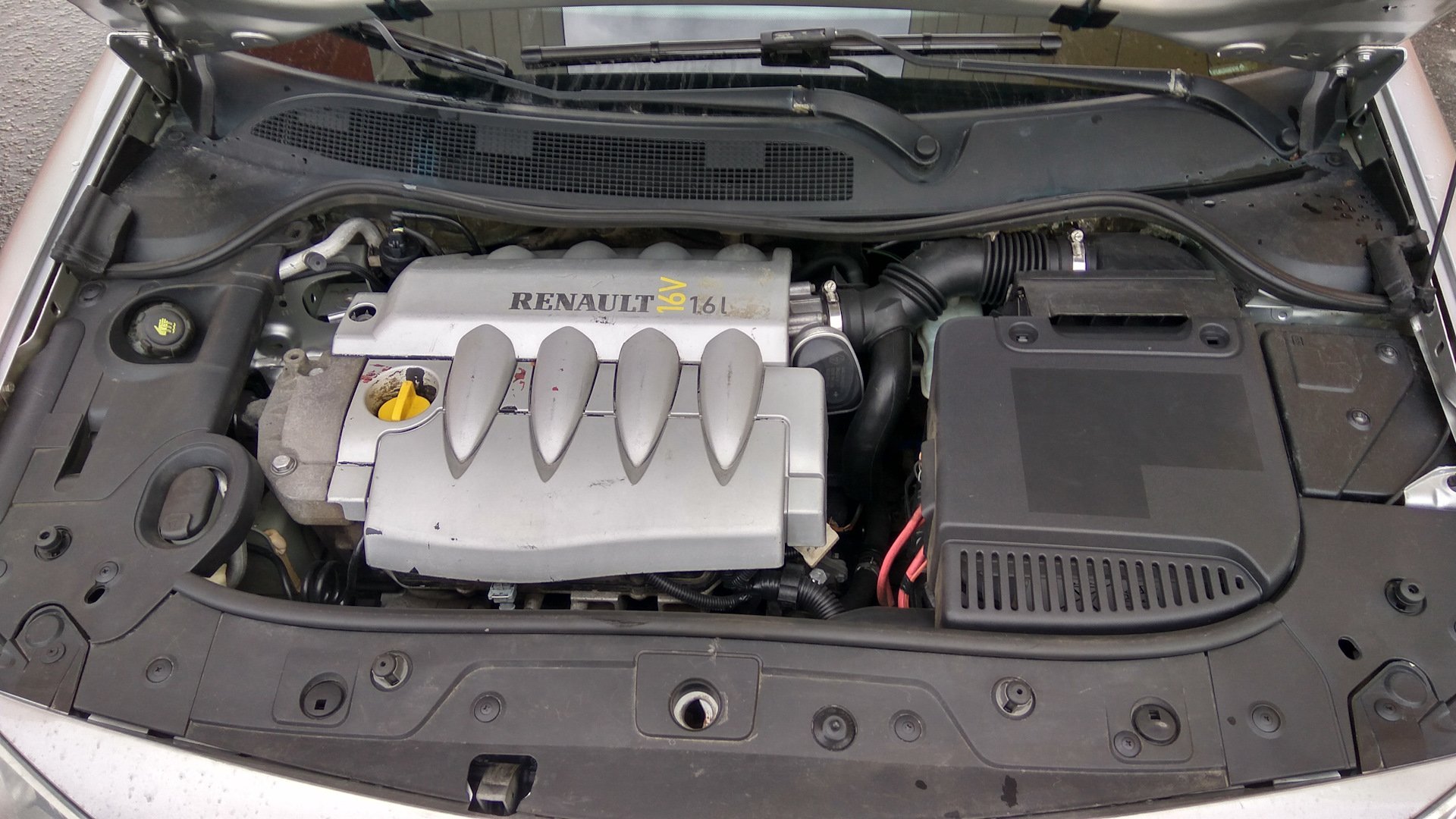 Renault megane 2 двигатели. Подкапотный пластик Рено Меган 2. Рено Меган 2 подкапотное. Моторный отсек Рено Меган 2 1.6. Рено Меган 2 1.6 2008 ДВС.