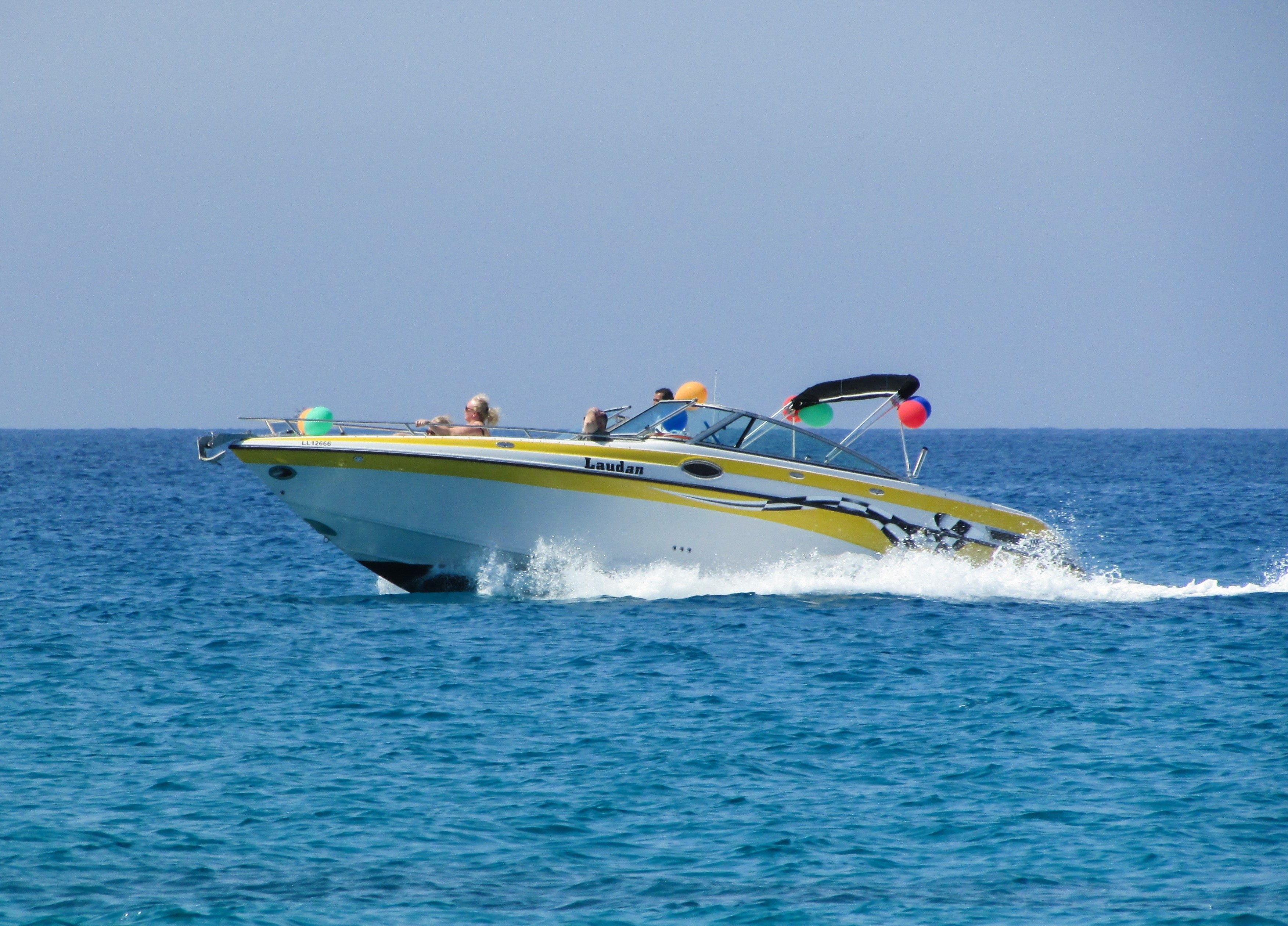 Море лодка мотор. Слайдер 180 катер. Speed Boat катер. Катер 12260. Прогулочные скоростные катера.