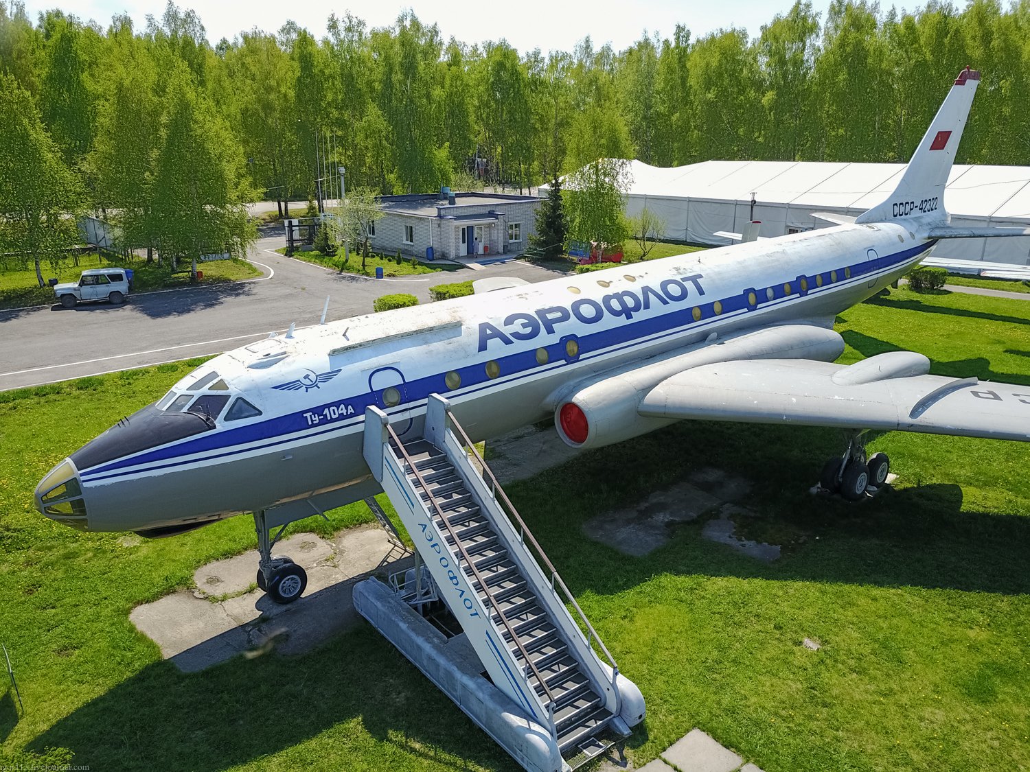 Первый реактивный пассажирский самолет. Ту-104 пассажирский самолёт. Ту-104 двухдвигательный реактивный самолёт. Первый реактивный пассажирский самолет ту-104. Самолет Туполева ту 104.