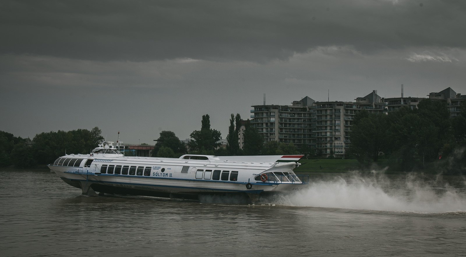 по реке на ракета москва