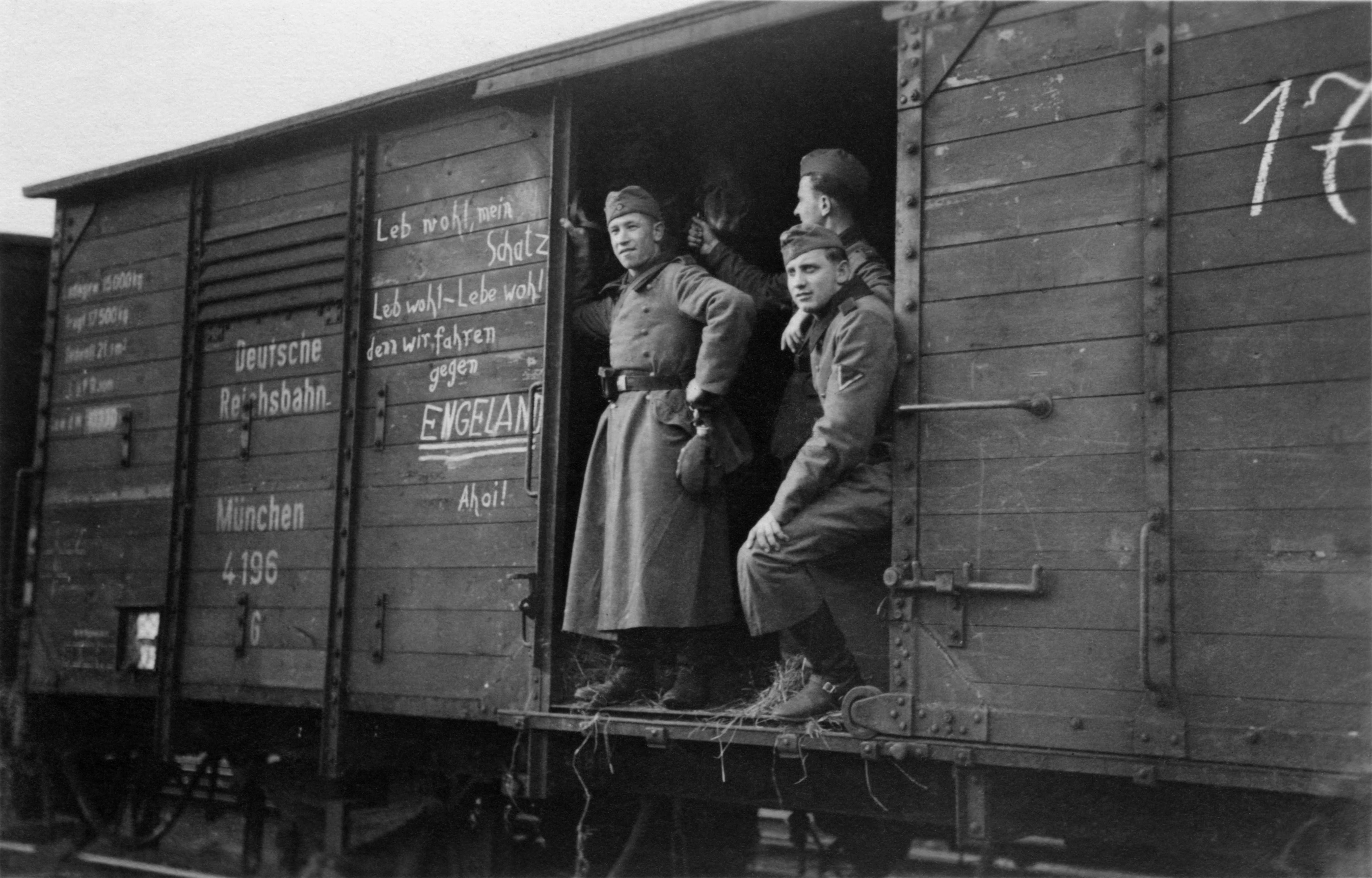 В военные годы переехали в. Поезда эшелоны Великой Отечественной войны 1941-1945. Военный эшелон 1941. Солдаты в теплушке 1941.
