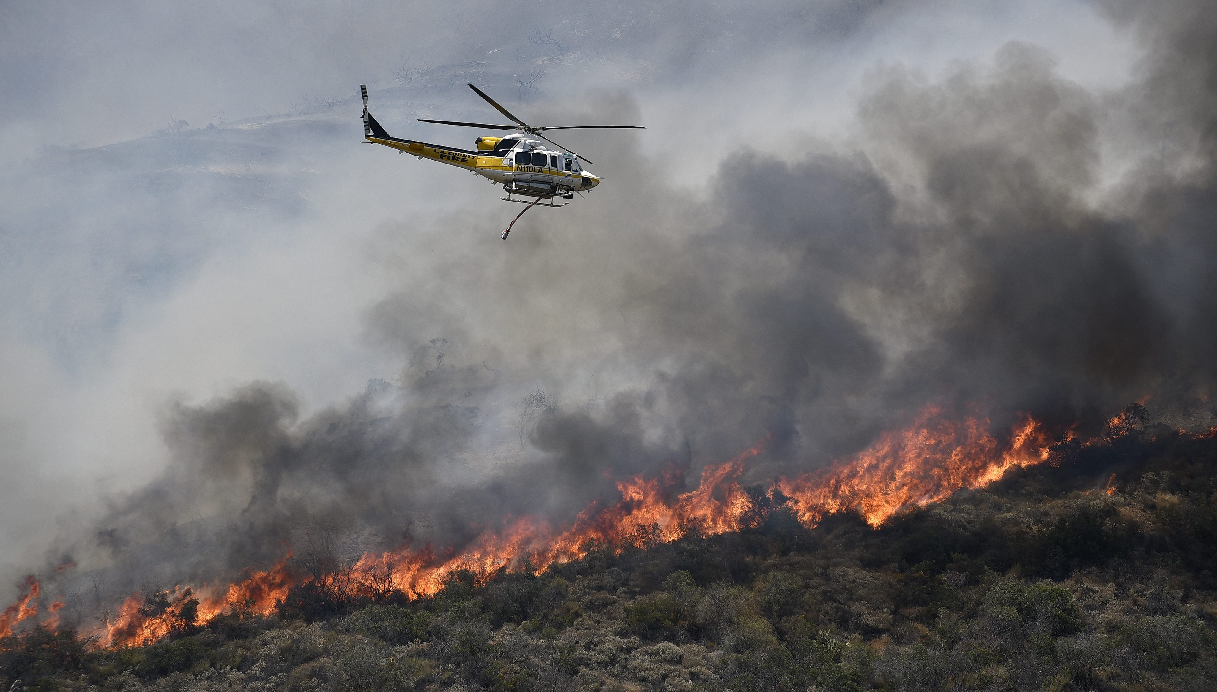 Самолет тушит пожар. Лесные пожары. Лесной пожар с вертолета. Лесной пожар с самолета. Пожарный самолет.