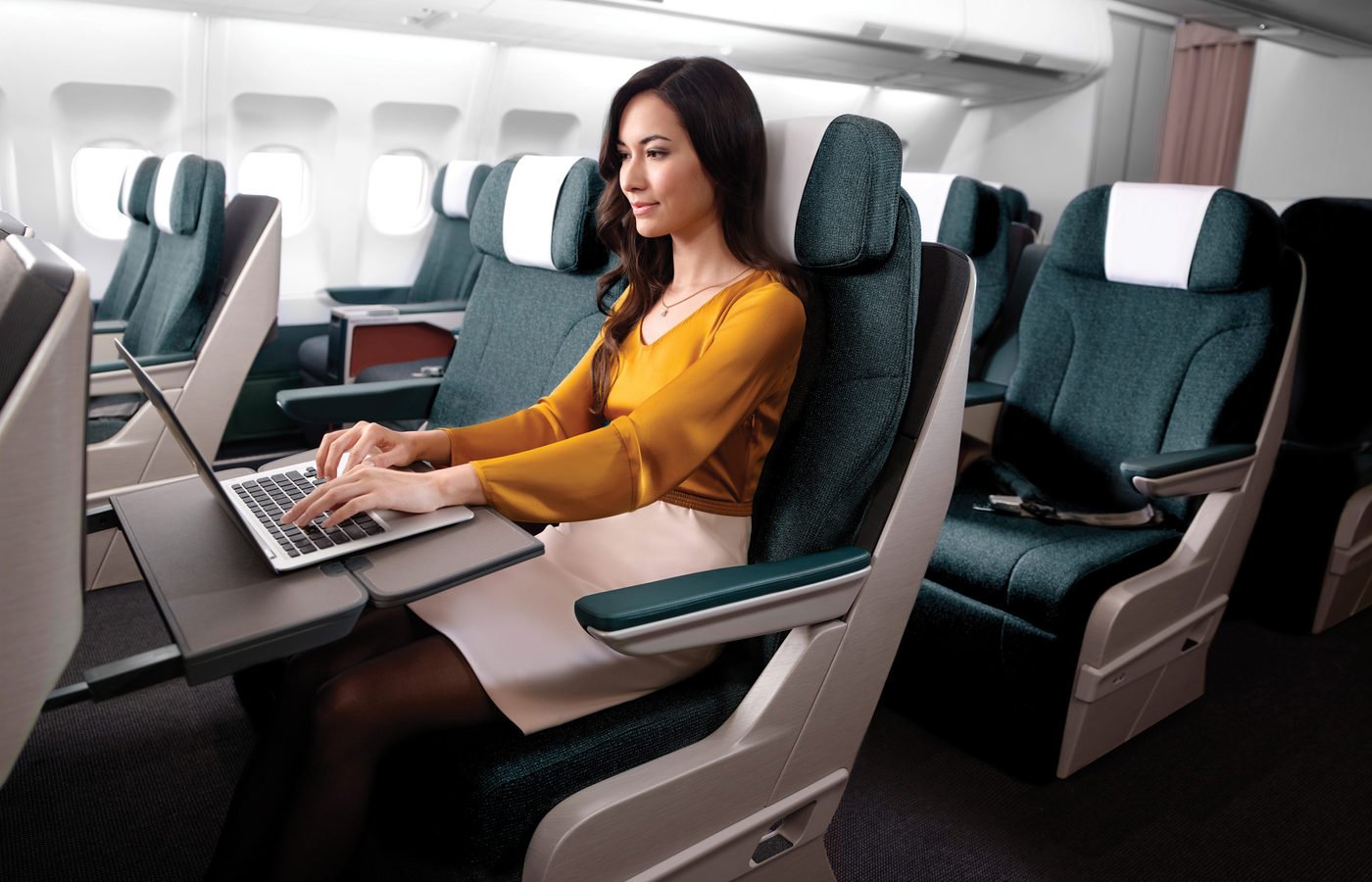 Travel first class. Cathay Pacific бизнес класс. Cathay Pacific Airways бизнес класс. Cathay Pacific первый класс. Бизнес класс в самолете.