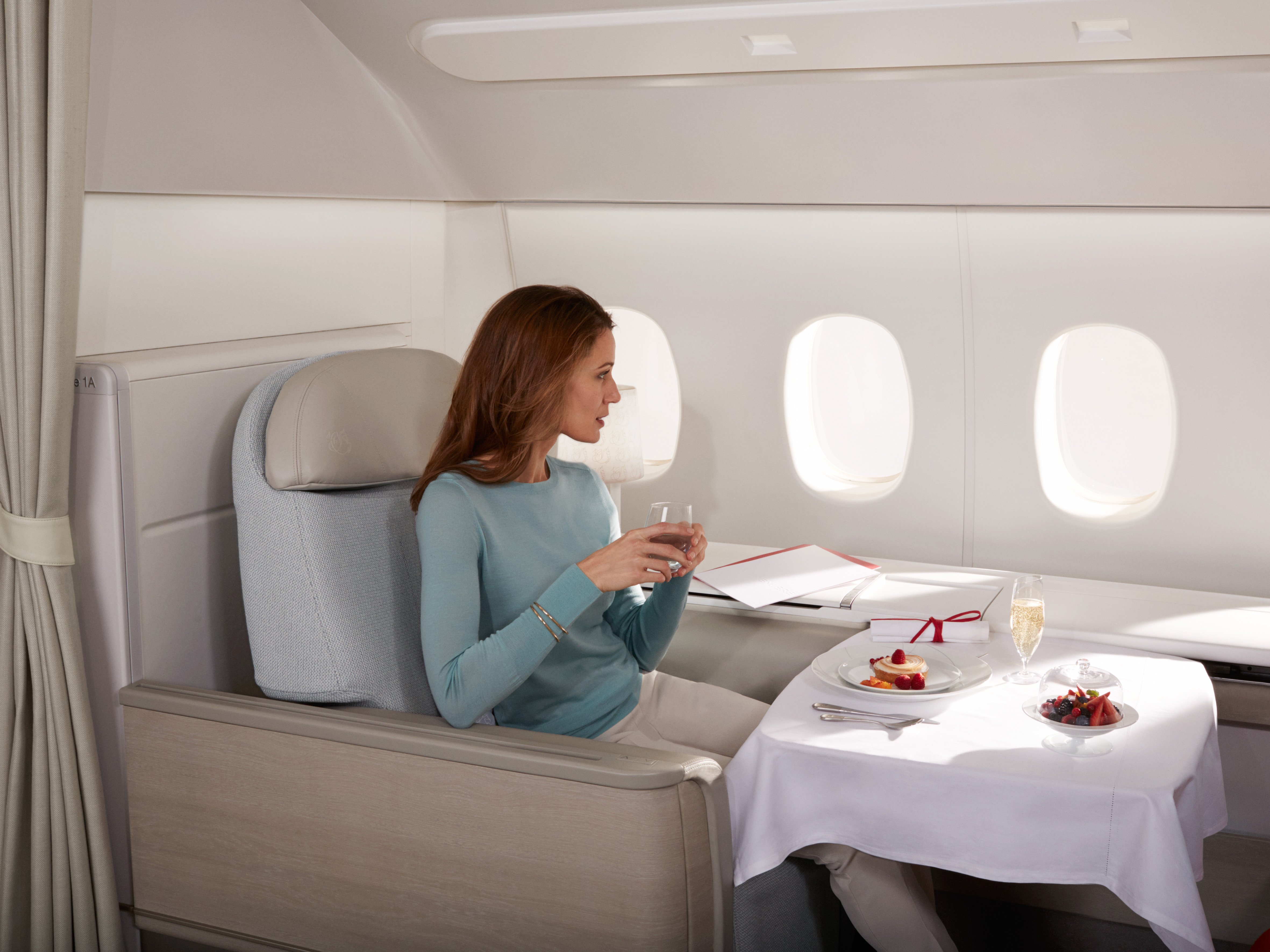 Travel first class. 1 Класс в самолете Эйр Франс. Эмирейтс комфорт класс. Бизнес класс в самолете. Перелет бизнес классом.