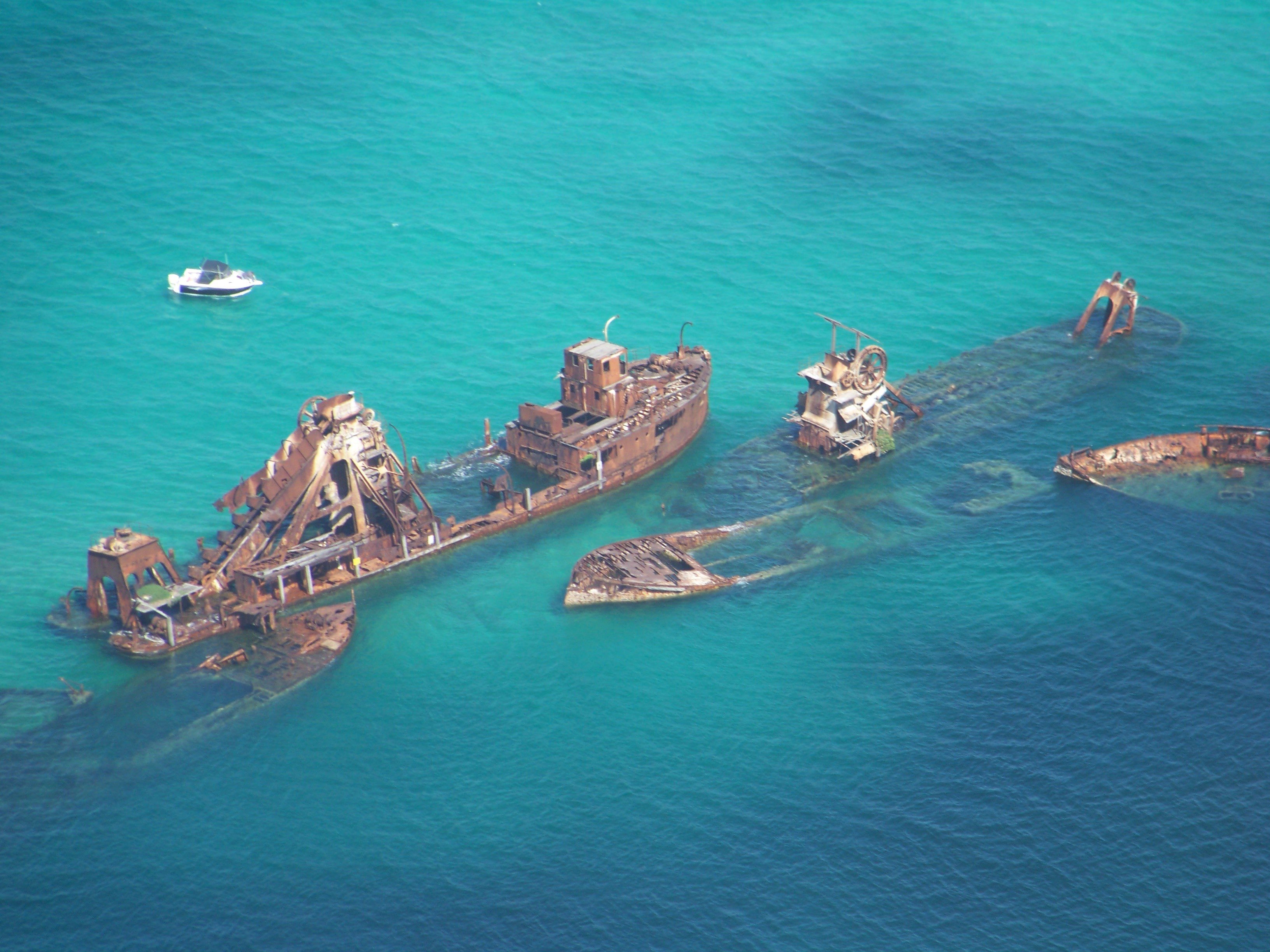 Разрушение островов. Остров Палаван, Филиппины затопленные корабли. Корфу остров затонувших кораблей. Затонувший парусный корабль. Кораблекрушение в океане.