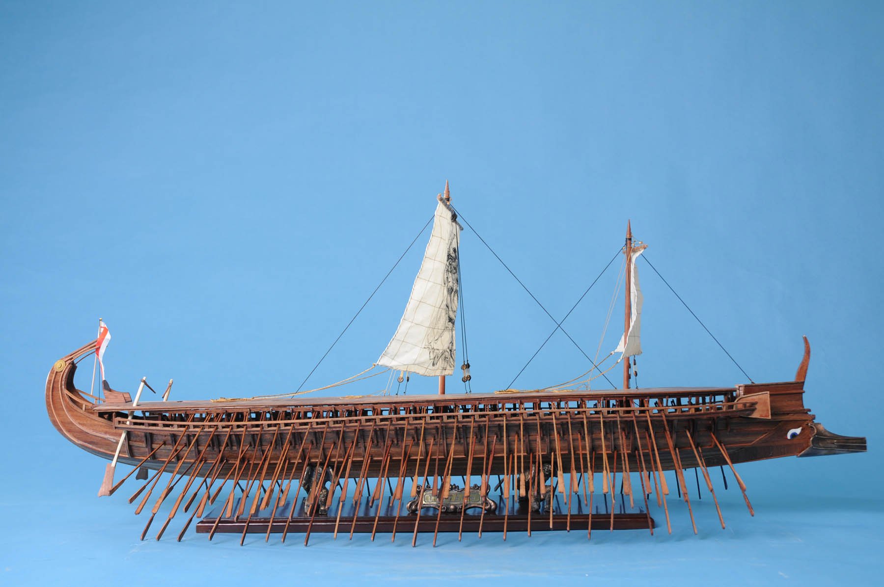 Как назывались греческие корабли. Греческая трирема. Дромон Византийский корабль. Трирема корабль. Финикийская трирема.