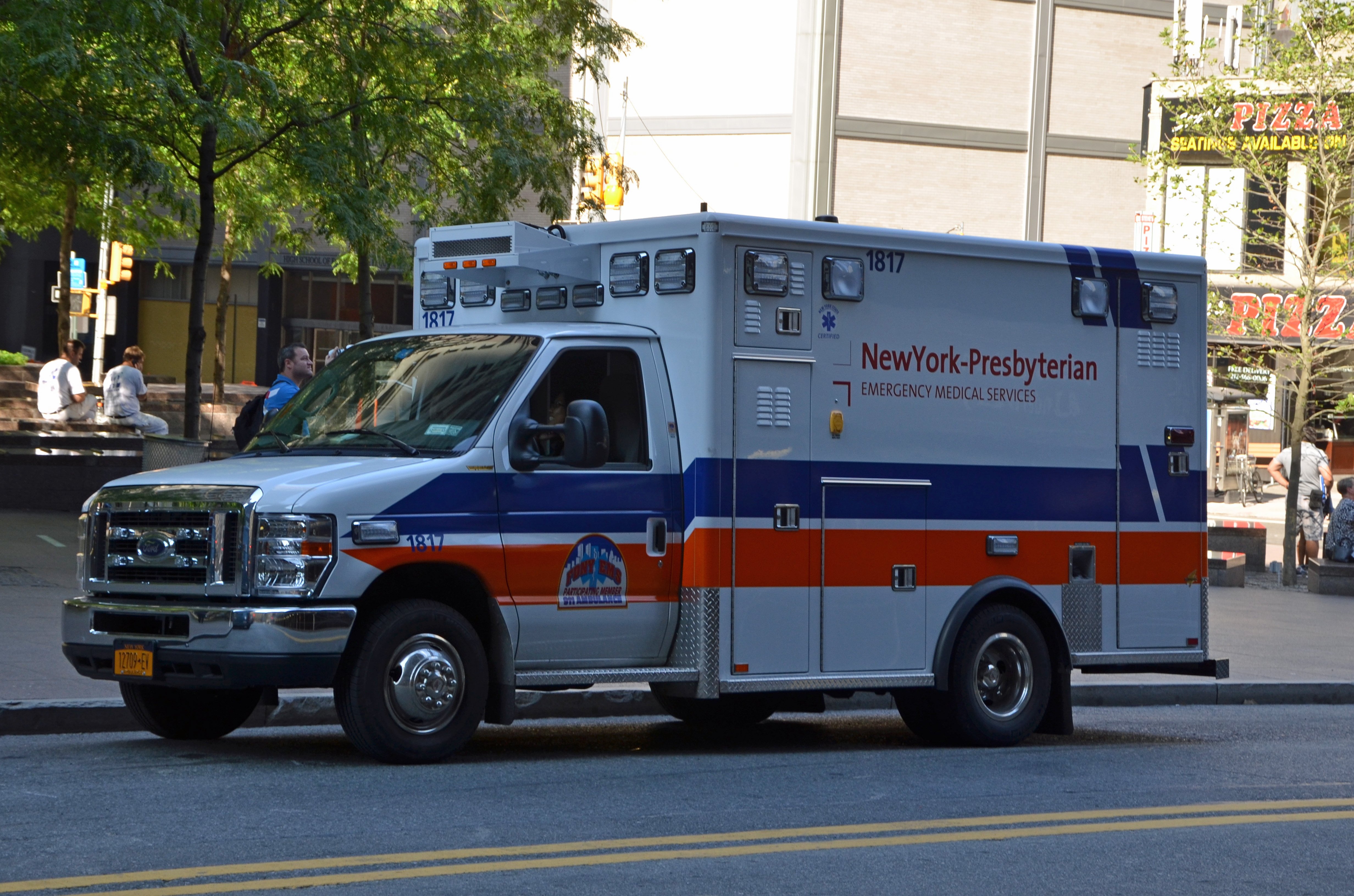 Самые экстренные. Ford Ambulance 1981. Volvo 265 Ambulance. New York Presbyterian Ambulance Ford. Emergency Ford Transit.