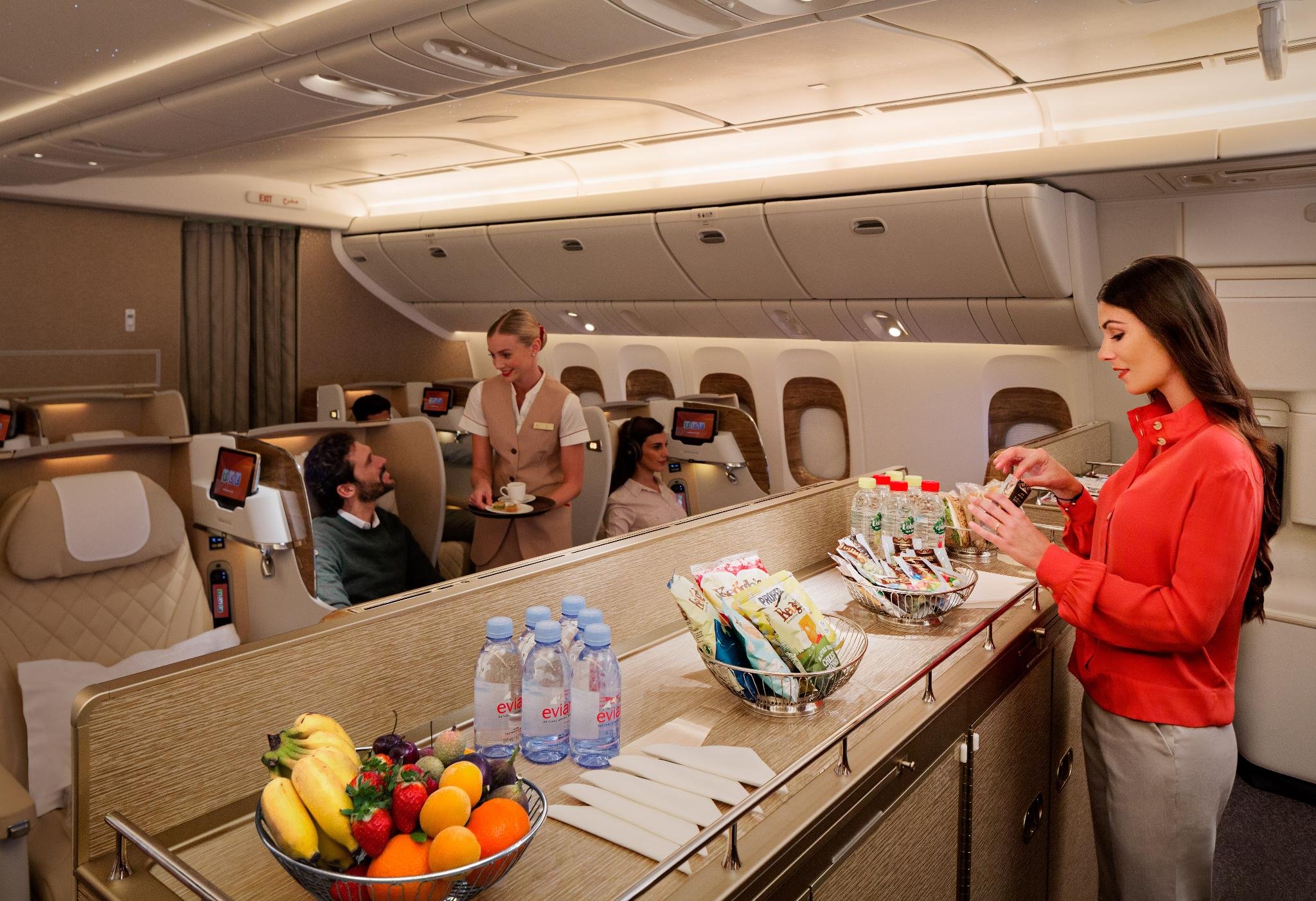 Сайт эмирейтс. Боинг 777 Эмирейтс салон. Эмирейтс авиалинии самолеты. Boeing 777 Emirates салон. Боинг 777 Эмирейтс салон эконом класса.