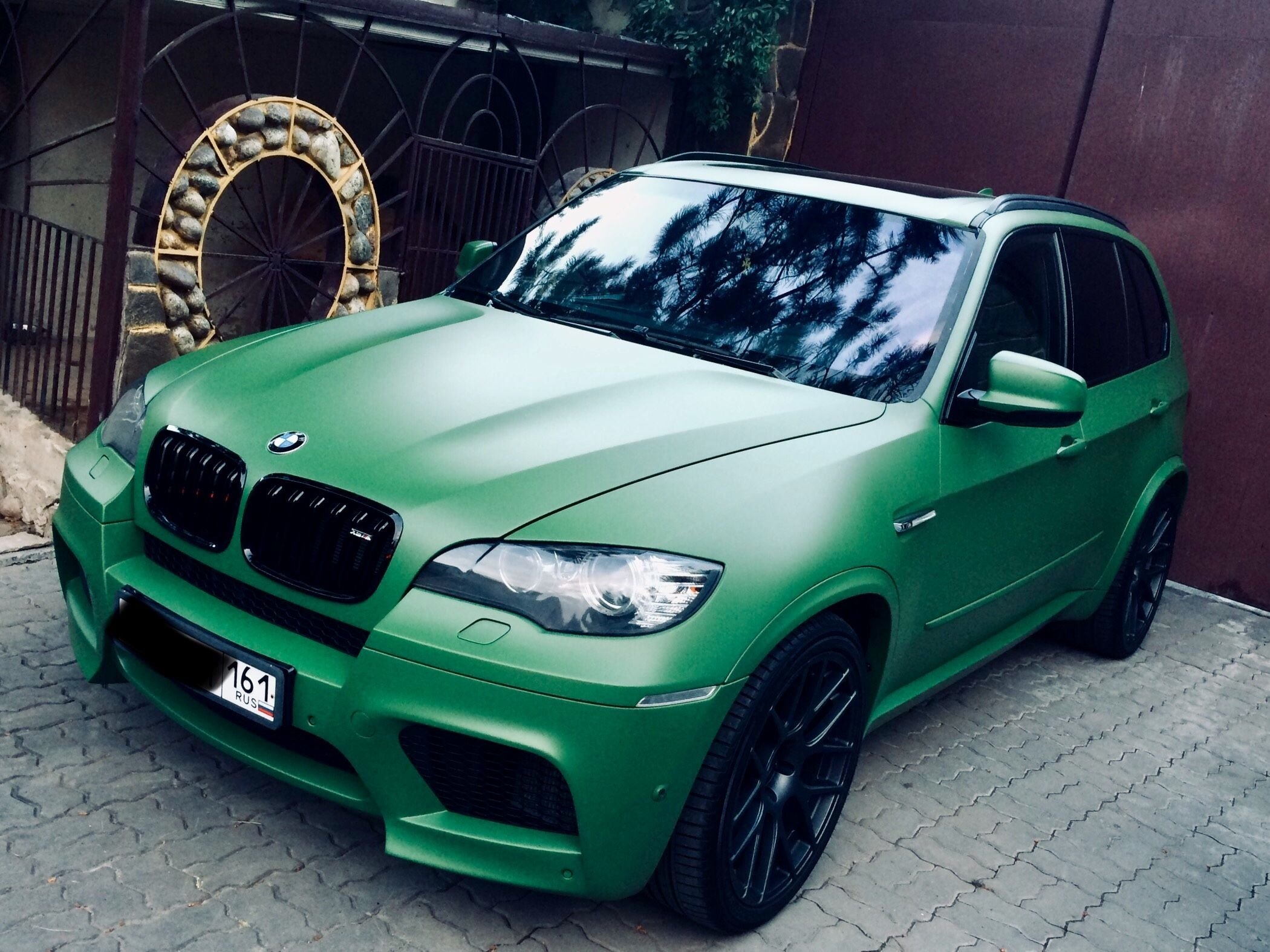 BMW x5m зеленый