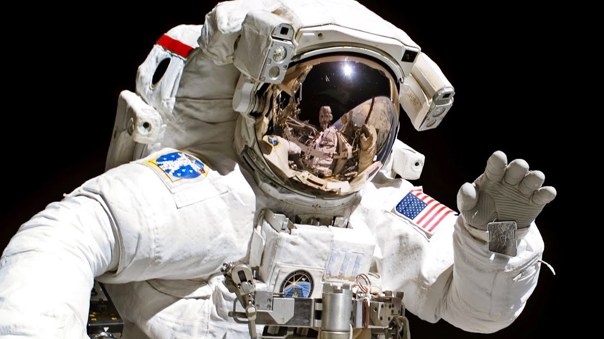 Астронавт вышел в открытый. Скафандр Космонавта НАСА. Скафандр астронавта НАСА. Американский скафандр Emu. Скафандр Орлан.