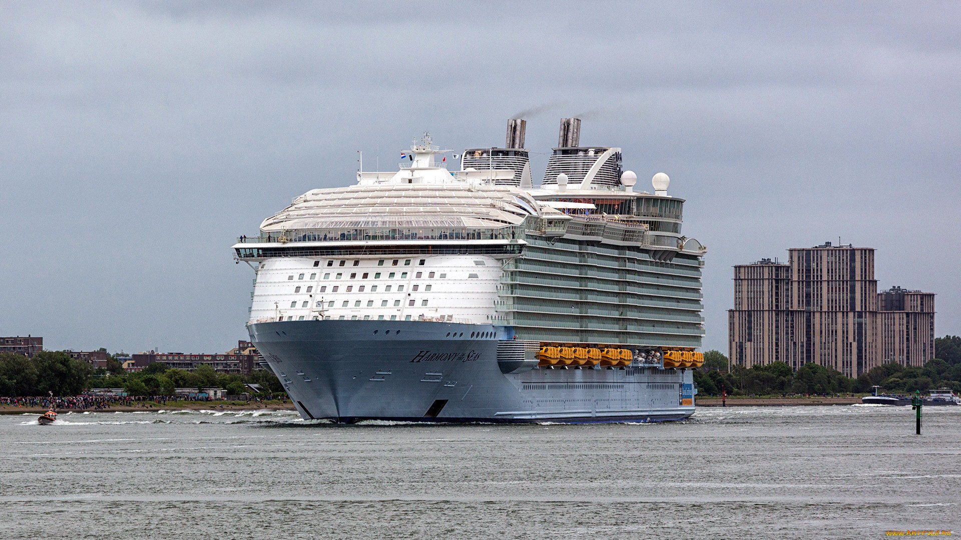 Судно заходит в порт. Harmony of the Seas. Многопалубный корабль. Судно Harmony. Многопалубный паром самый высокий.