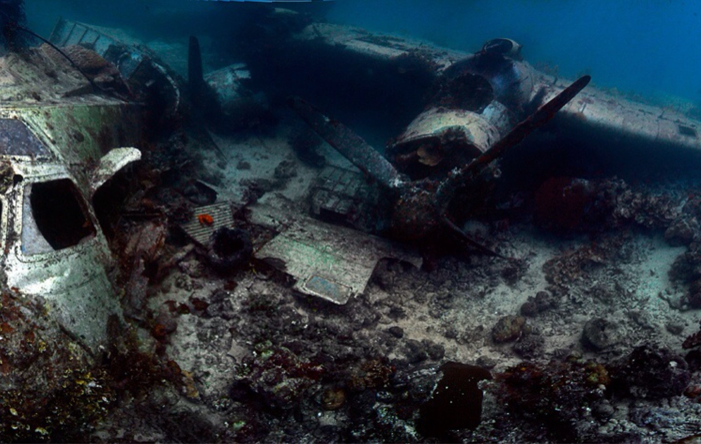 Неведомые моря. Остров Чуук подводное кладбище. Острова Чуук подводное кладбище кораблей. Лагуна трук в Микронезии. Лагуна Чуук (трук) в Микронезии.