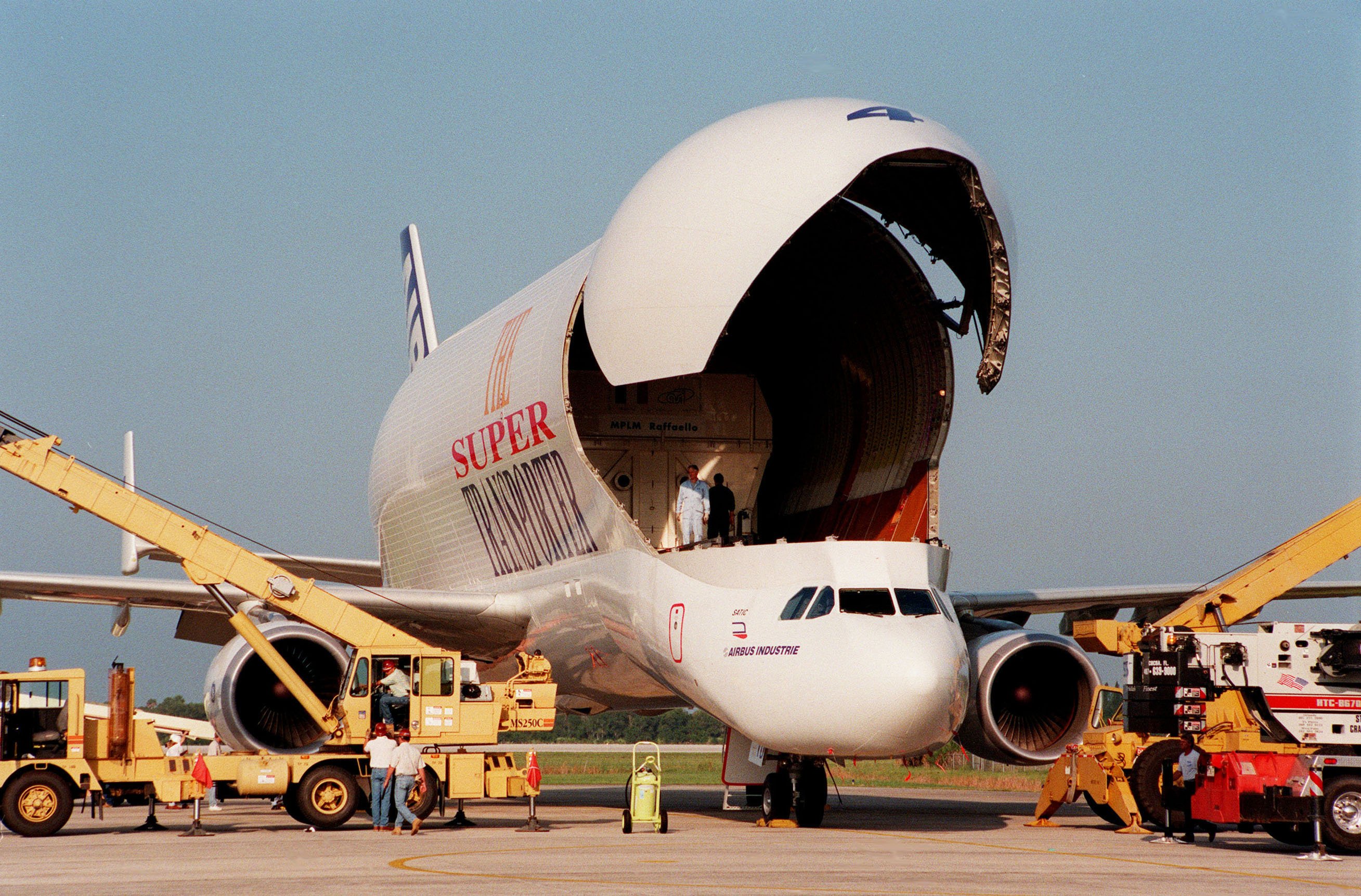Первый грузовой самолет. Airbus грузовые самолеты. Огромный грузовой самолет. Самые большие грузовые самолеты. Самый ,jkmijqгрузовой самолёт.