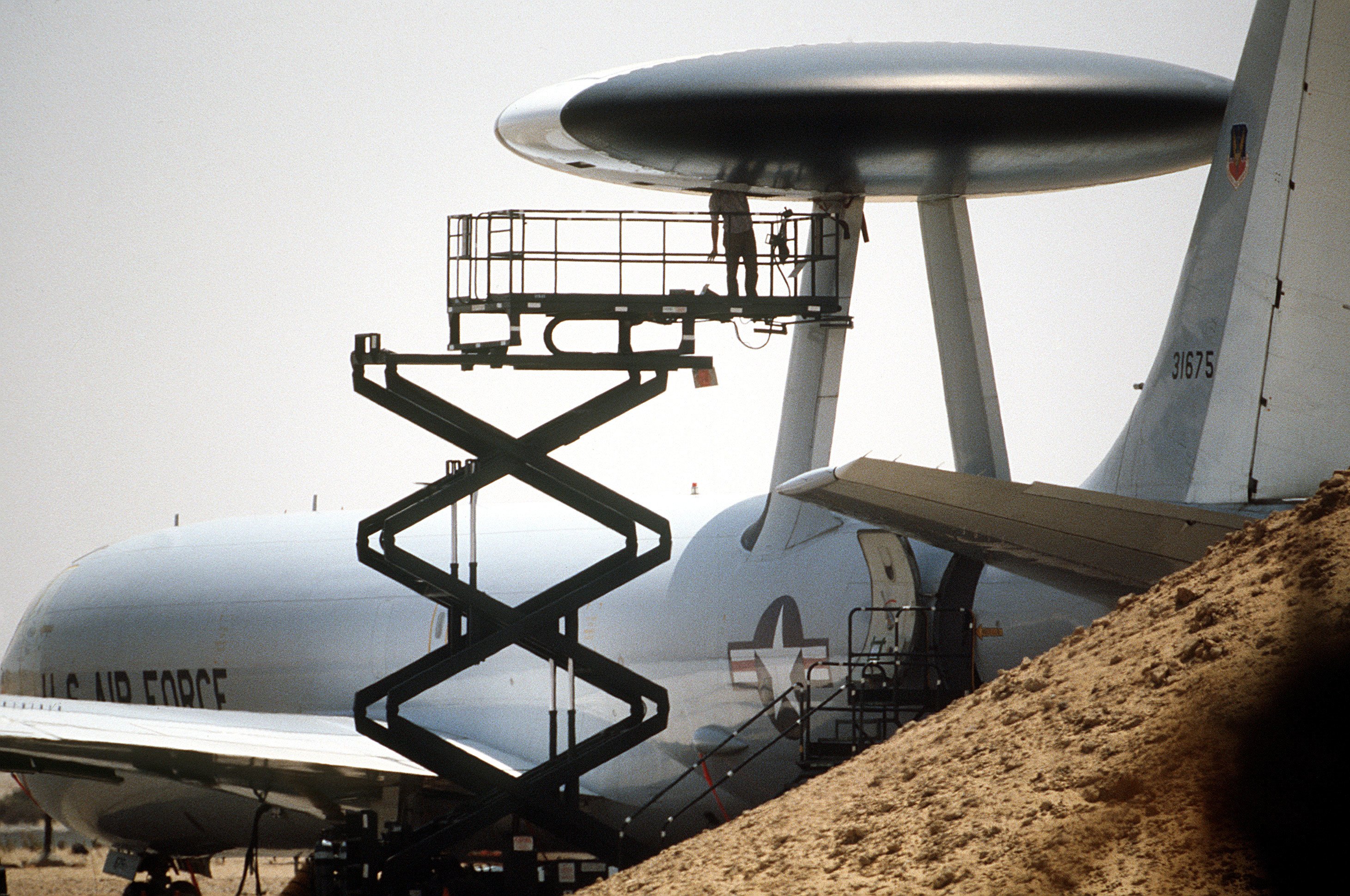 Радар самолетов. AWACS Radar. Антенна АВАКС. АВАКС радар внутри. Радар в самолете круглый.