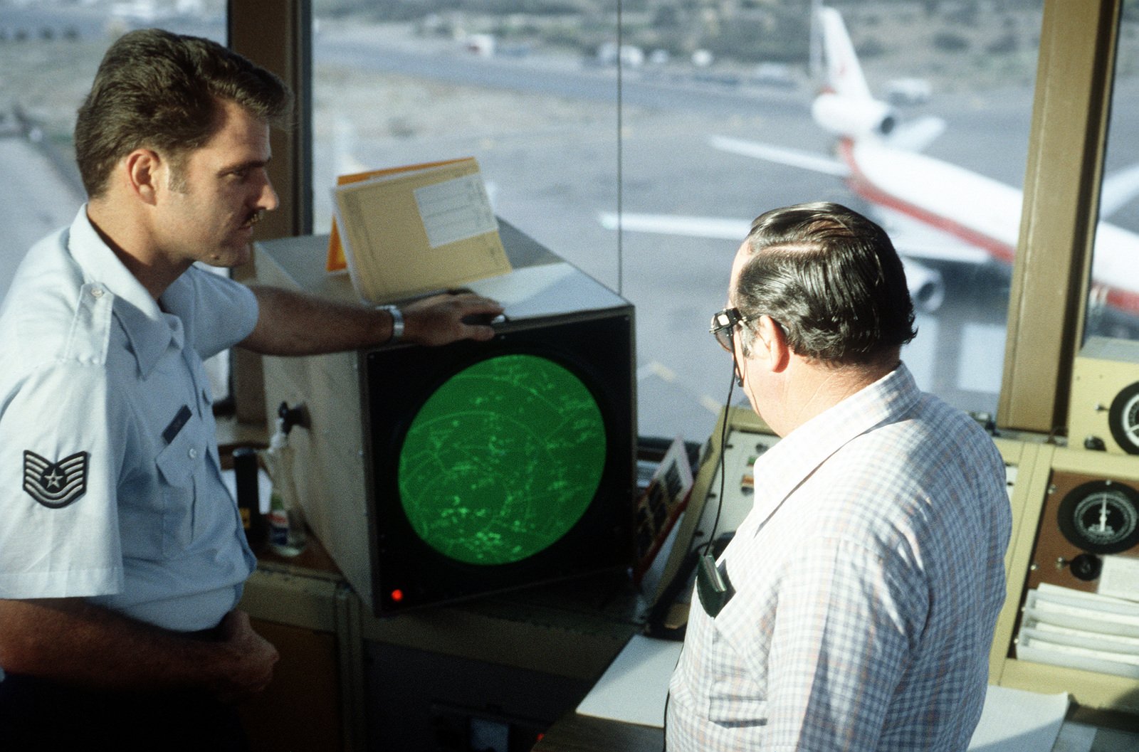 Радар самолетов. Air Traffic Control Radar. Монитор авиадиспетчера. Экран радара авиадиспетчера. Радар подлодки.