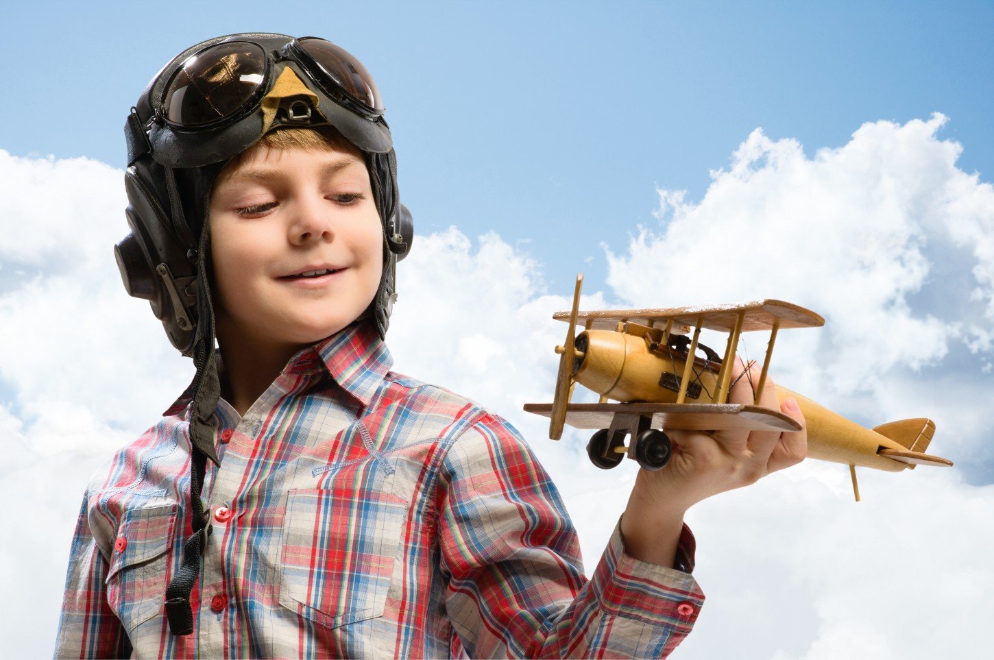 Мечтает стать военным. Авиамоделирование для детей. Для мальчиков самолёты. Ребенок с самолетиком. Мальчик с самолетиком.