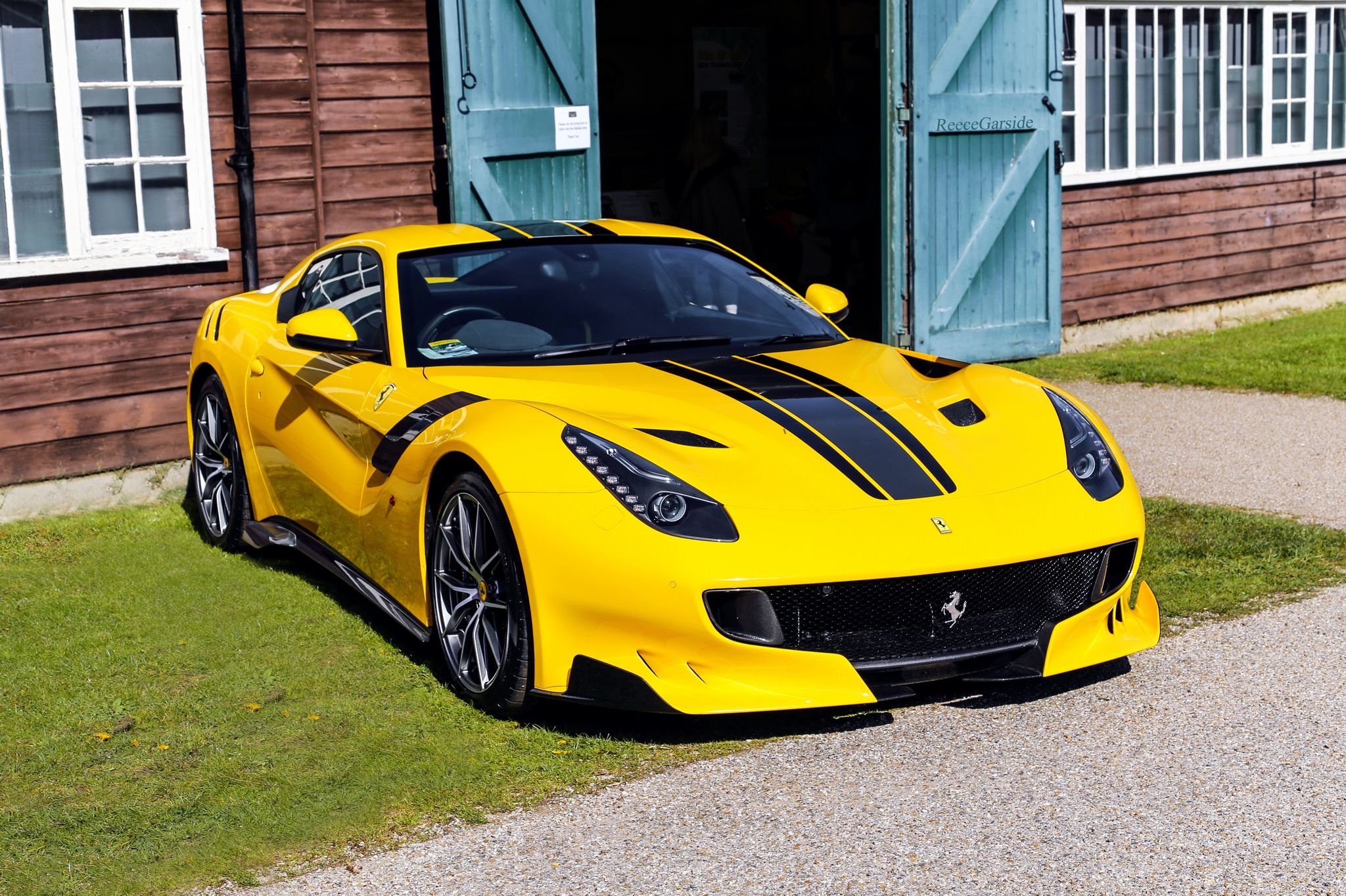 Желтый в реальной жизни. Феррари ф12 желтая. Ferrari f12 желтая. Ferrari f12 TDF Black. Феррари f12 желтая спорткар.
