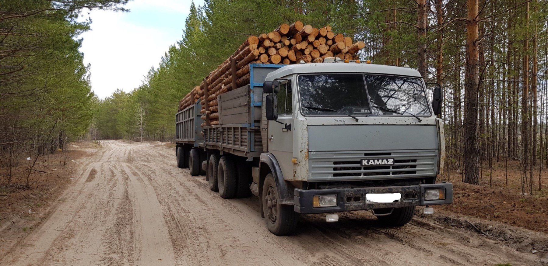 КАМАЗ 5320 груженый лесом