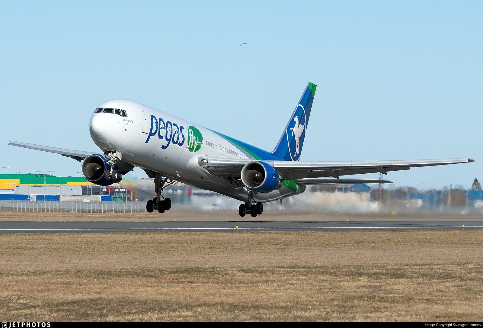 Авиакомпания пегас флай сайт. Боинг 777 Пегас Флай. Boeing 767-300 самолет. Boeing 767-300 Pegas. Боинг 777-200 Pegas Fly.