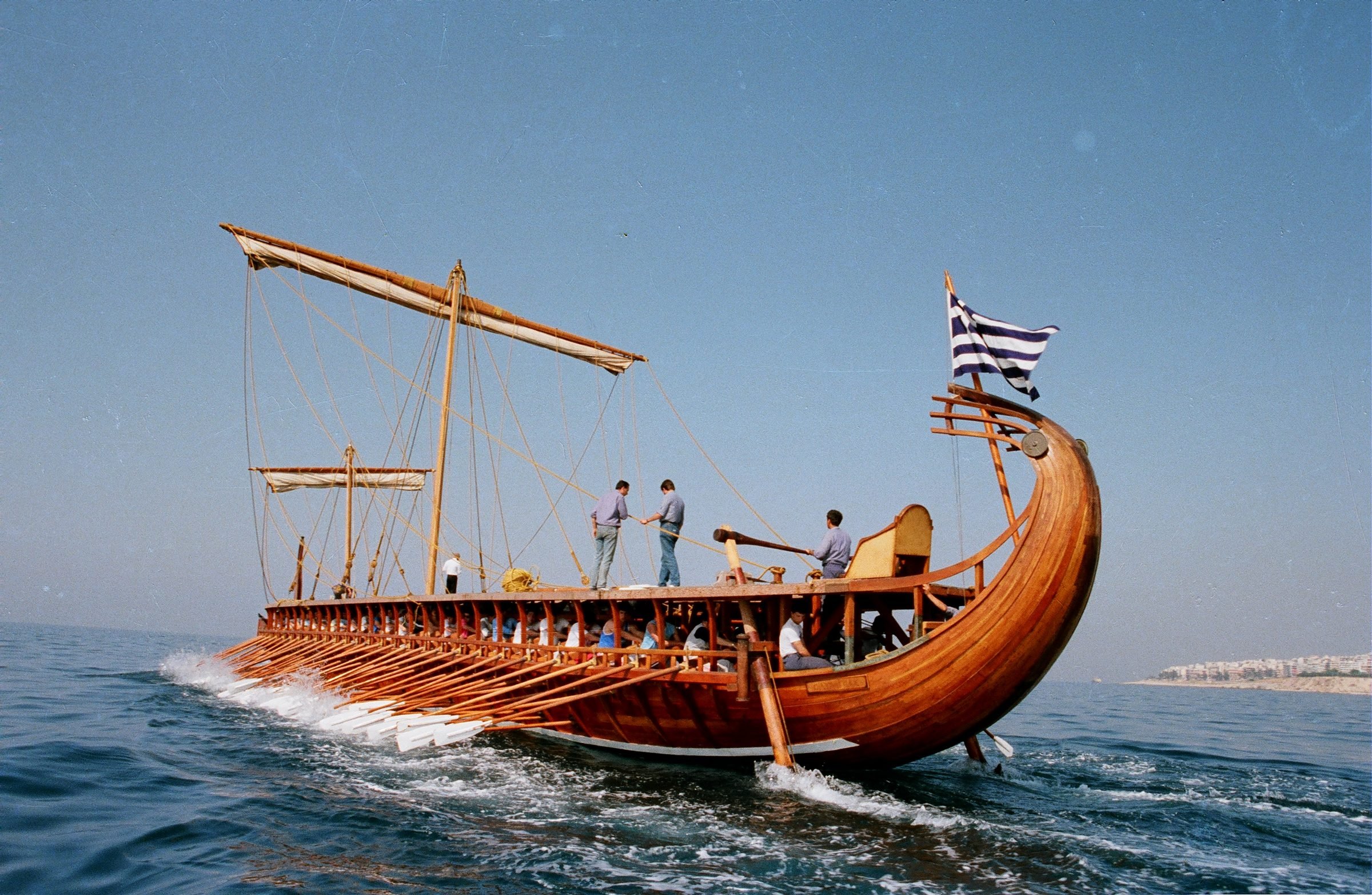Как назывались греческие корабли. Древняя Греция трирема корабль. Триера корабль в древней Греции. Финикия трирема. Трирема Триера.