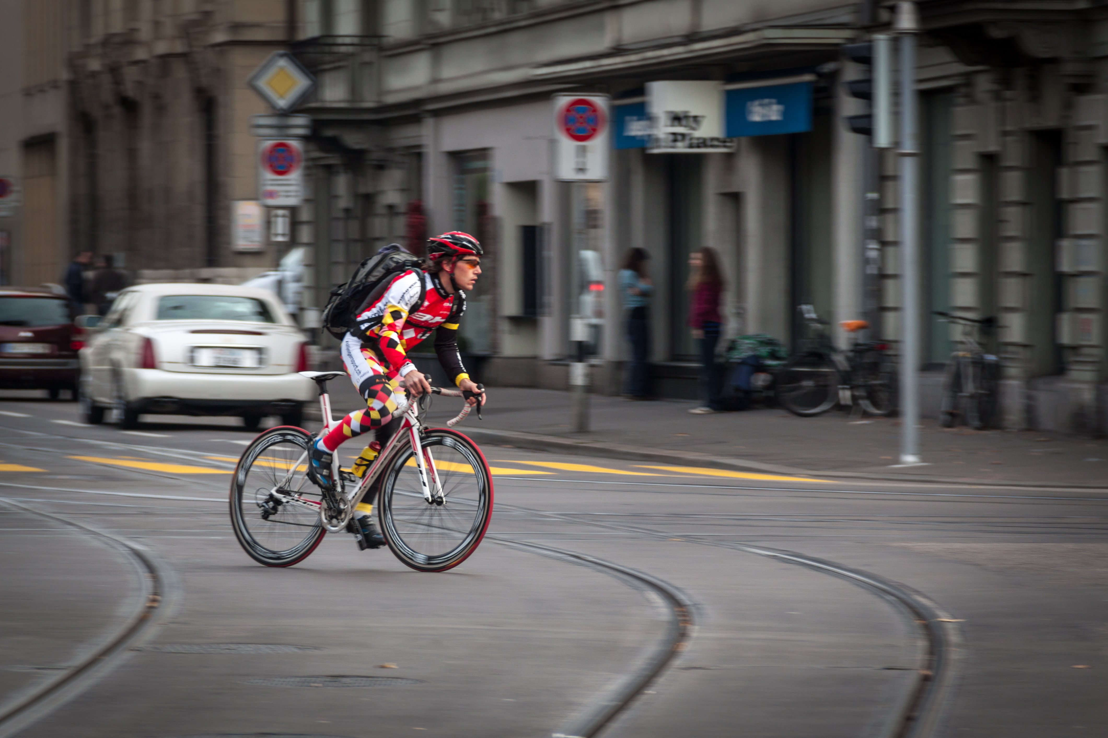 Спешиваться велосипедистам. Велосипед на дороге. Велосипедист в городе. Велосипед в городе. Велосипедист на велосипеде.