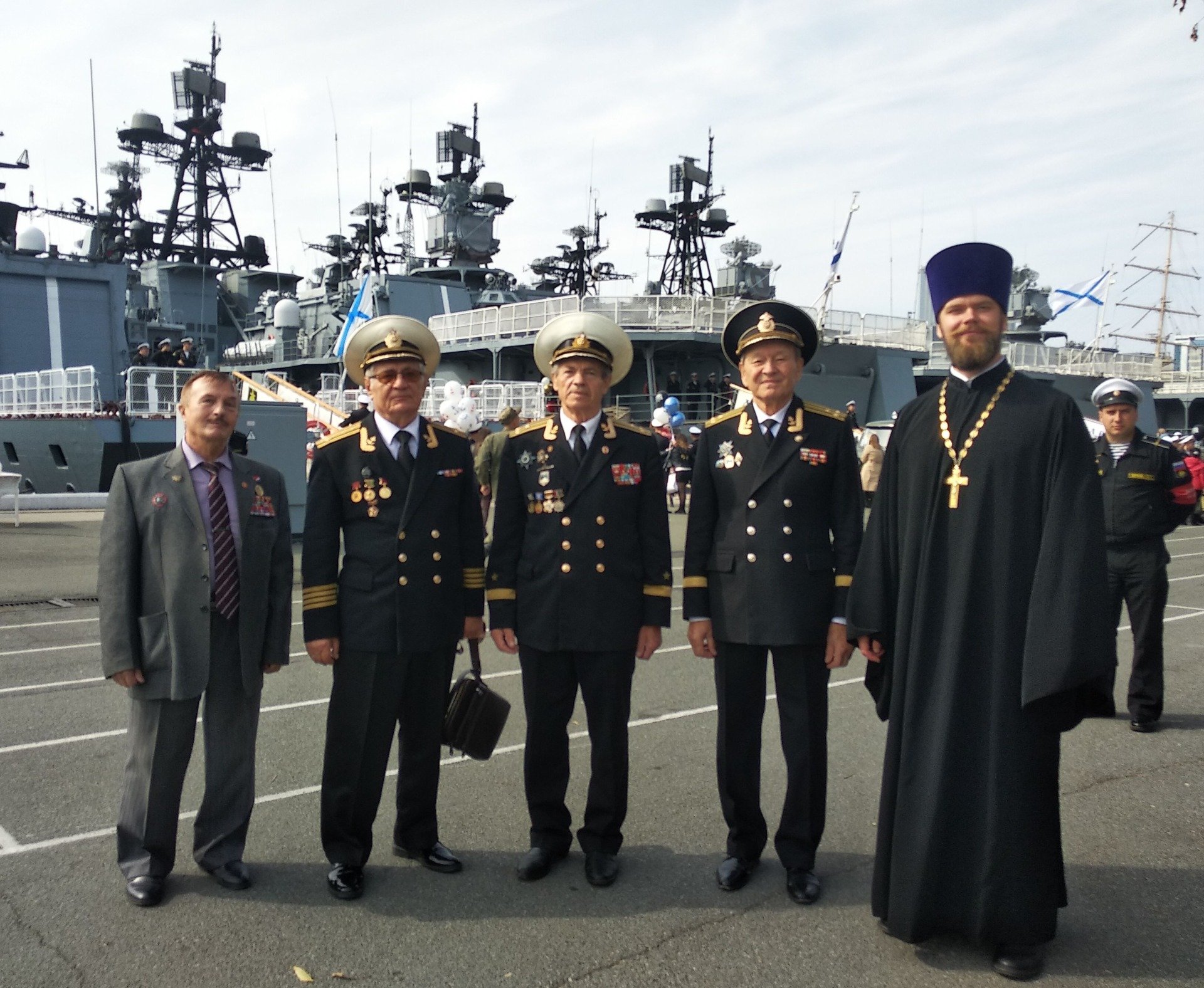 Погода в кронштадте сейчас. Кронштадт Полтава военный парад. Встретили корабль стойкий. Какие корабли стоят в Кронштадте сейчас фото 2021. Валериан встречают на корабле.