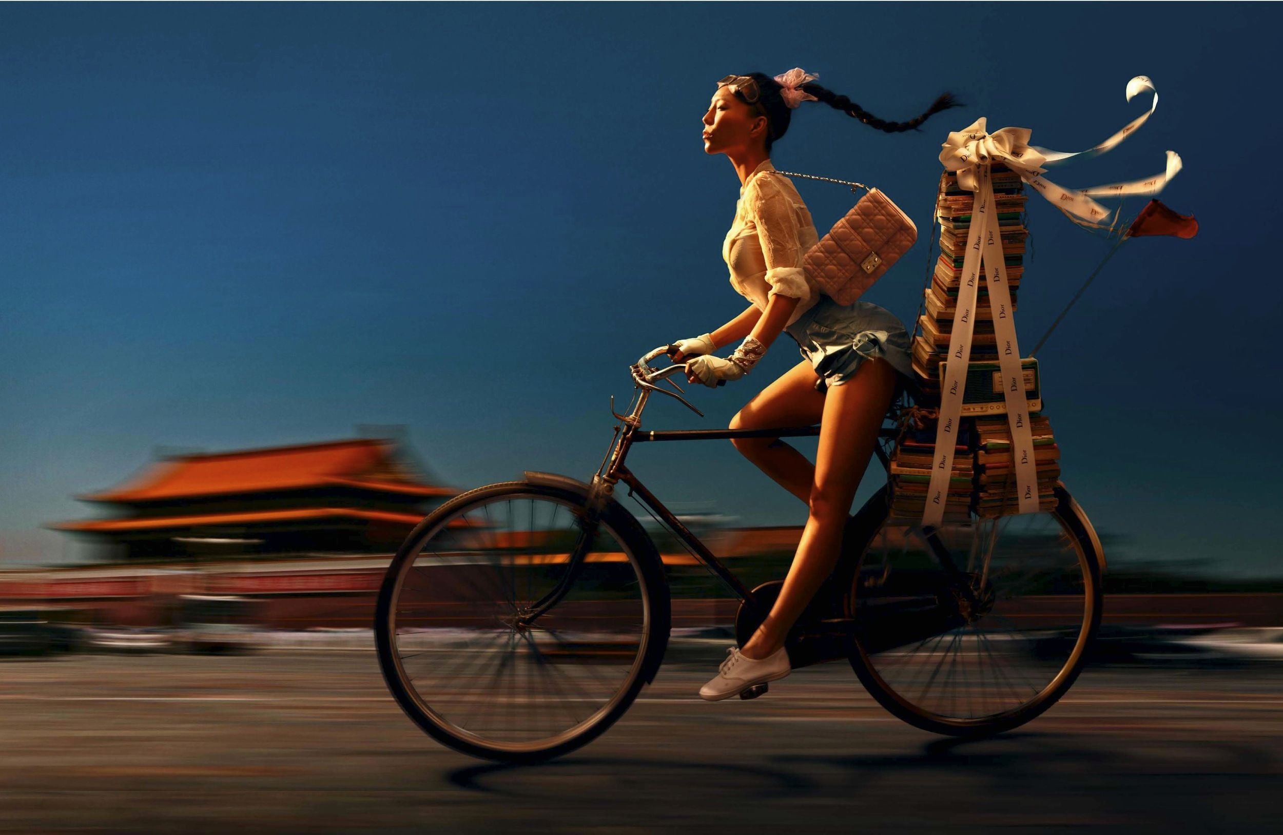 Фотографии с великом. Чэнь Мань фотограф Dior. Женщина на велосипеде. Креативный велосипед. Девушка едет на велосипеде.