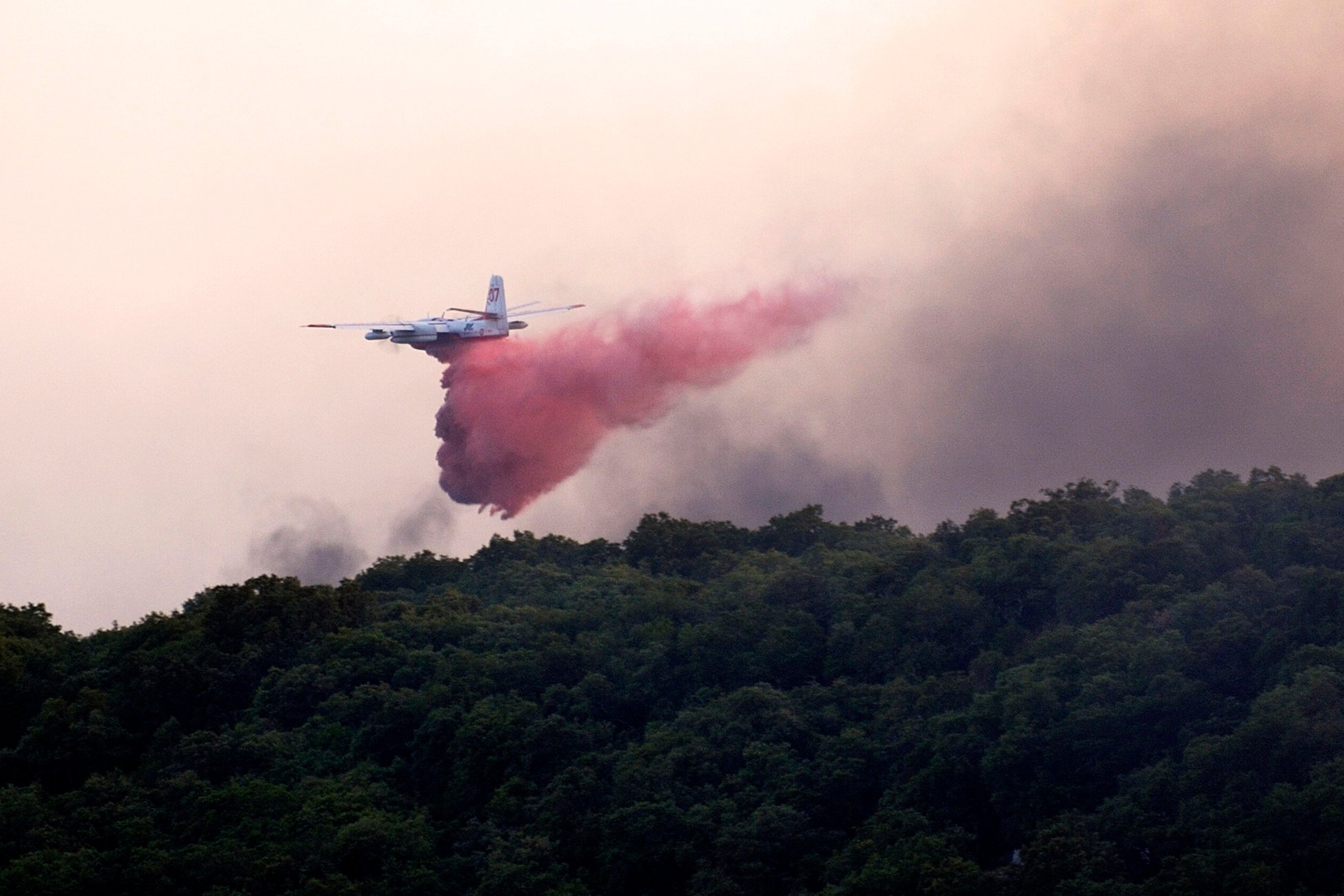 Самолет тушит пожар. Пожарный самолет. Лесной пожар с самолета. Самолёт для тушения лесных пожаров.