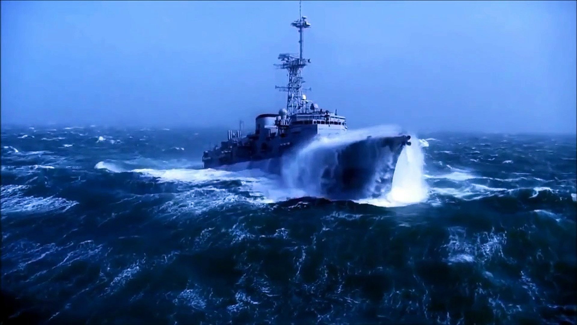 Океан корабли видео. Бискайский залив волны убийцы. ВМФ России шторм. Военный корабль в шторм. Море шторм корабль.