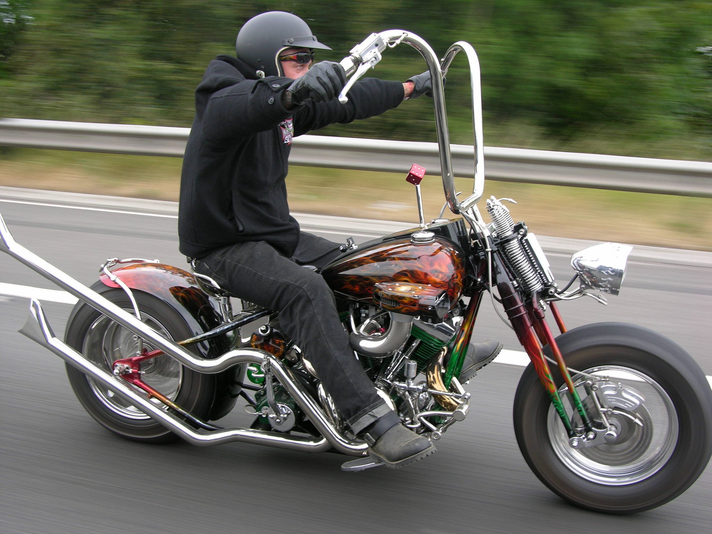 Удлиненные мотоциклы. Харлей Дэвидсон чоппер. Харли Дэвидсон с высоким рулем. Мотоцикл чоппер Харлей. Harley Davidson чоппер с высоким рулем.