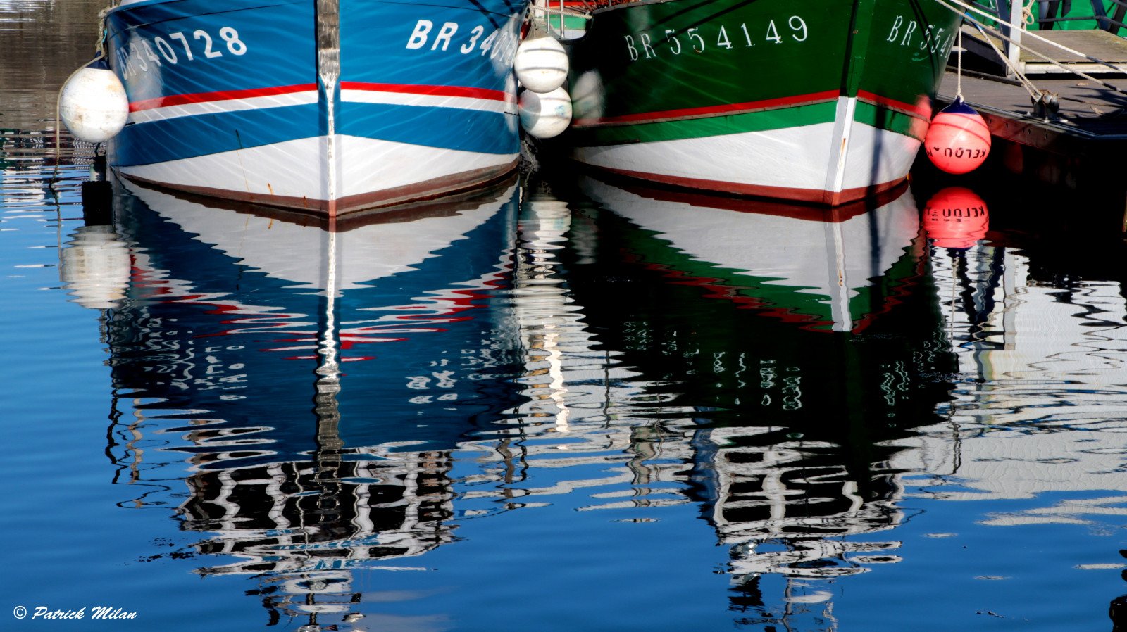 Чем отличается лодка от катера. Корабль и катер разница. Bateau картинка. Катер и лодка отличие. Лодка с буйками на причале фото.