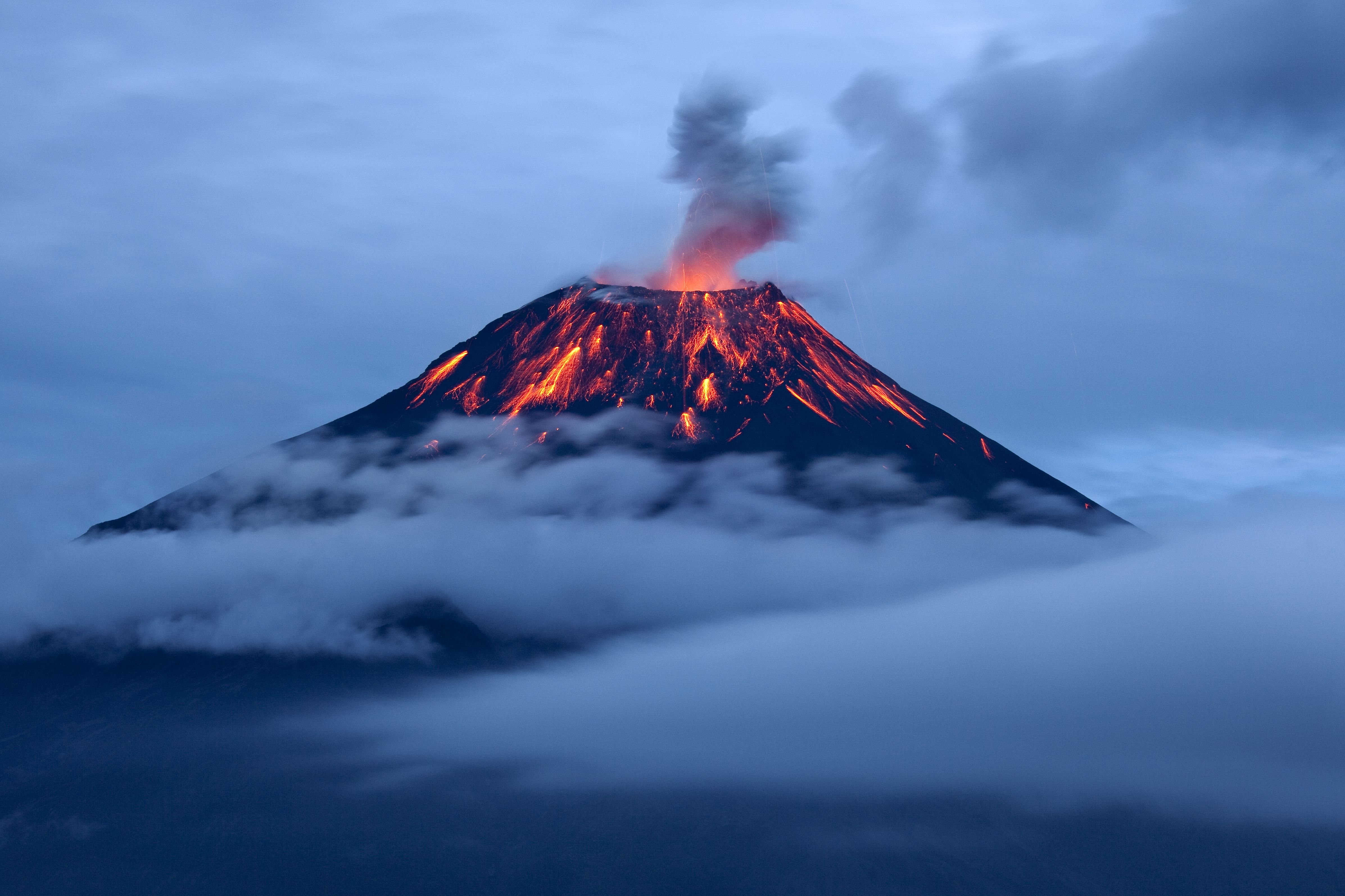 3 любых вулкана. Вулкан Сангай. Вулкан Тунгурауа. Извержение вулкана Мауна Лоа. Извержение вулкана Кумбре-Вьеха.